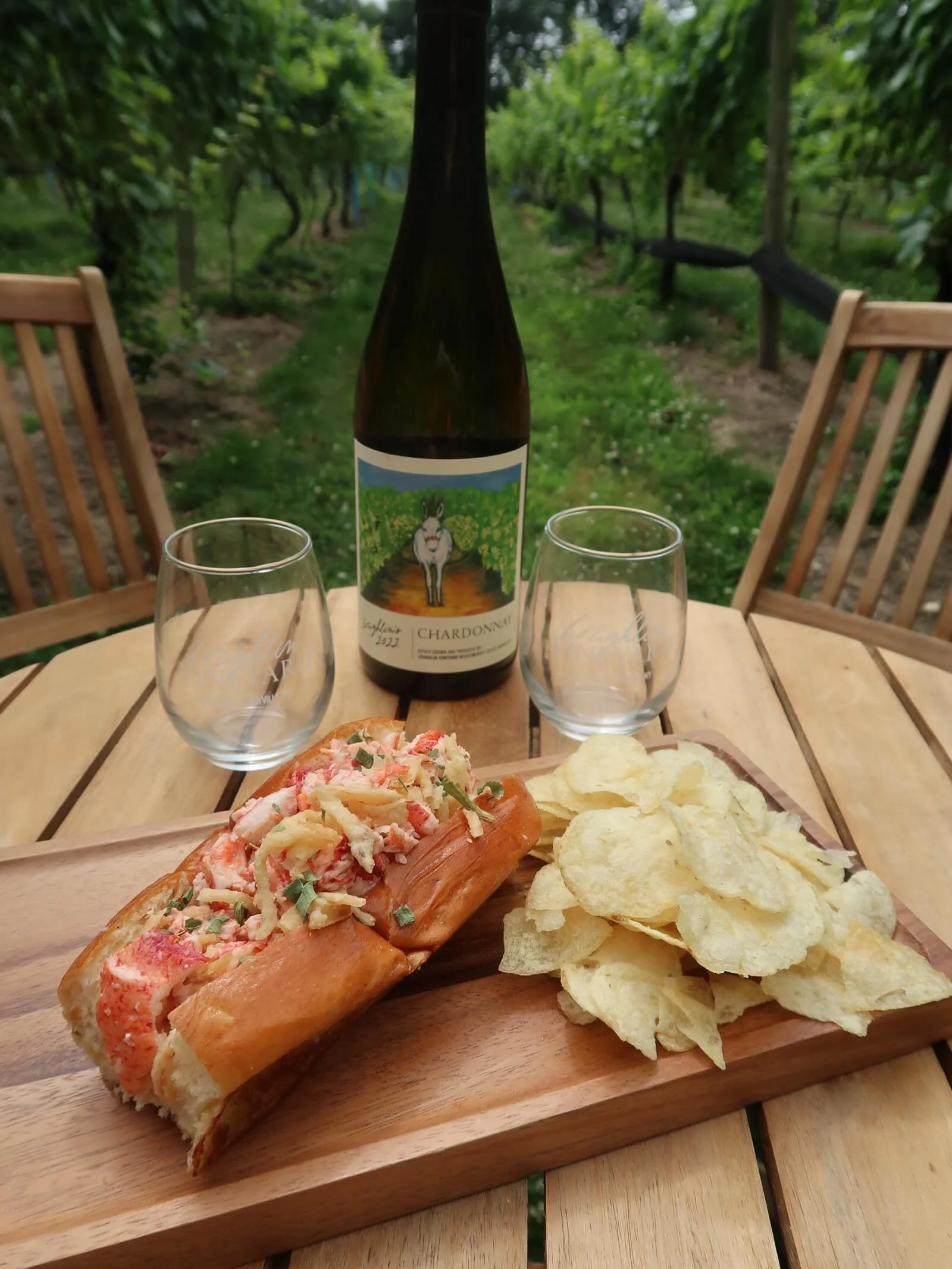 Corks &amp; Claws is here all Memorial Day Weekend long at Loughlin Vineyard 🦞🍷

Join us on the South Shore for a coastal-inspired weekend featuring five different types of lobster rolls by @orchardstreeteats , plus other seafood favorites and summ