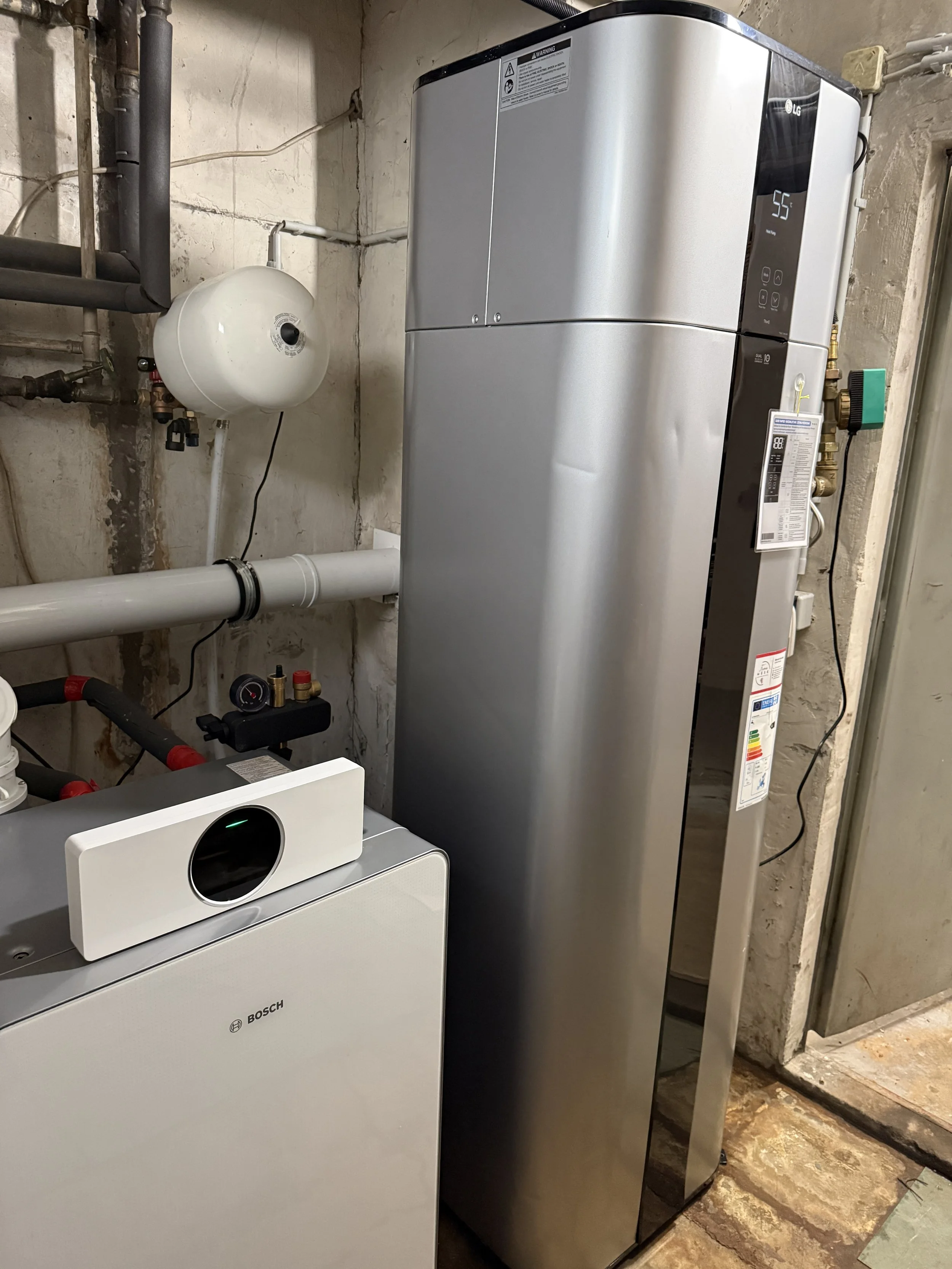 Ein moderner Biomethan-Brennstoffzellen-Bioreaktor in einem Keller mit Rohren und Steuerungssystemen.