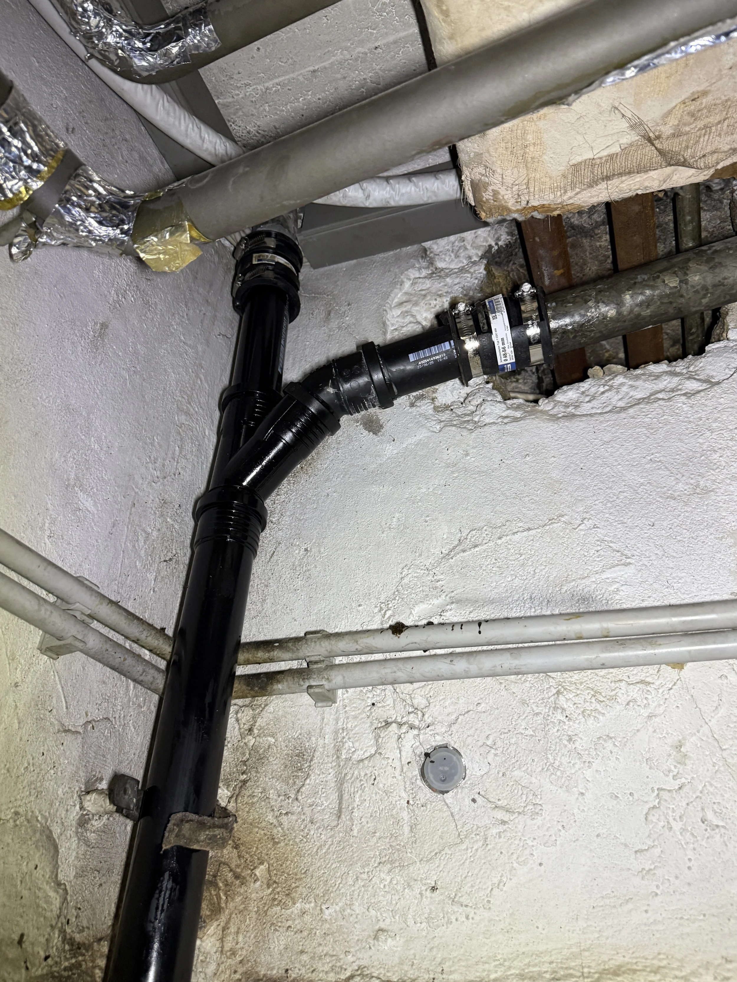 Rohrleitungen und Installationen in einem Bau- oder Renovierungsraum.