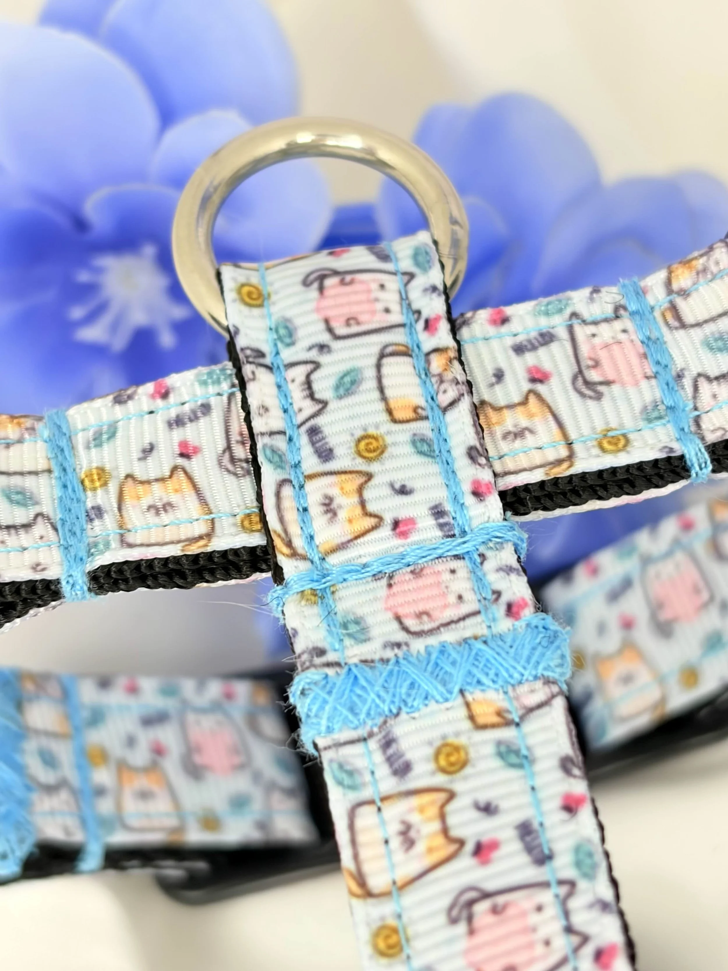 Harnais pour chat anti évasion Fluffy Boo – Motif petit chat kawaii bleu ciel | Collection Blue
