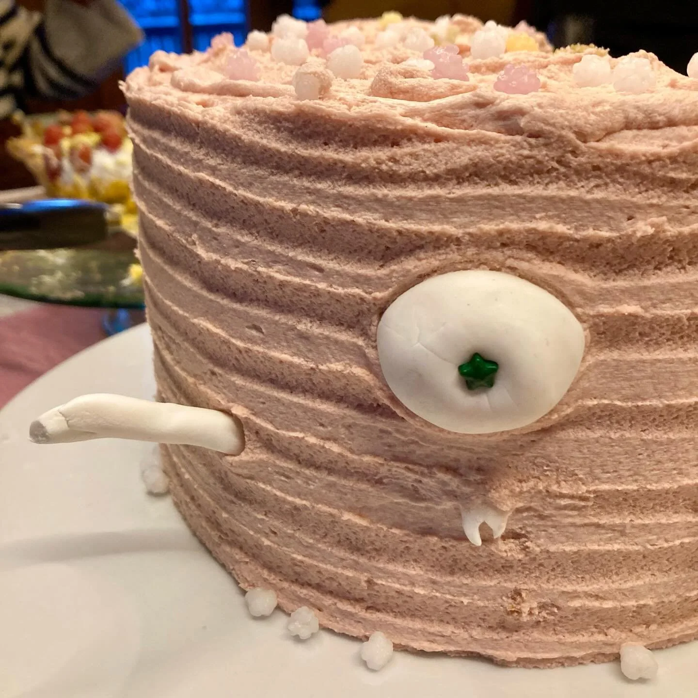 When the world is crazy, eat cakes, as the old saying goes. Better yet, cakes with eyes @thecakeshaveeyes . Good company, great and mystic flavors. My favorite was the classic banana cake with a nutty twist. And no, it was not grated coconut. No chee