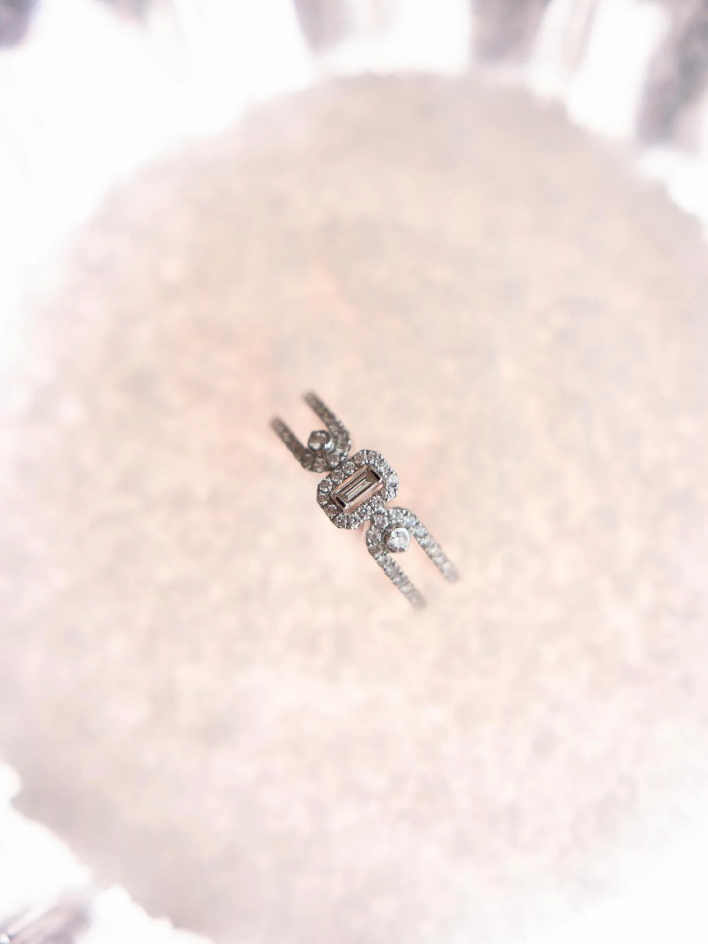 Quelques grains de sel, un mot. L&rsquo;&eacute;ph&eacute;m&egrave;re devient po&eacute;sie. 

#D&eacute;tailsQuiParlent #bague#Bijoux#detail#oui#mariage#demandemariage#edito#photographecorse