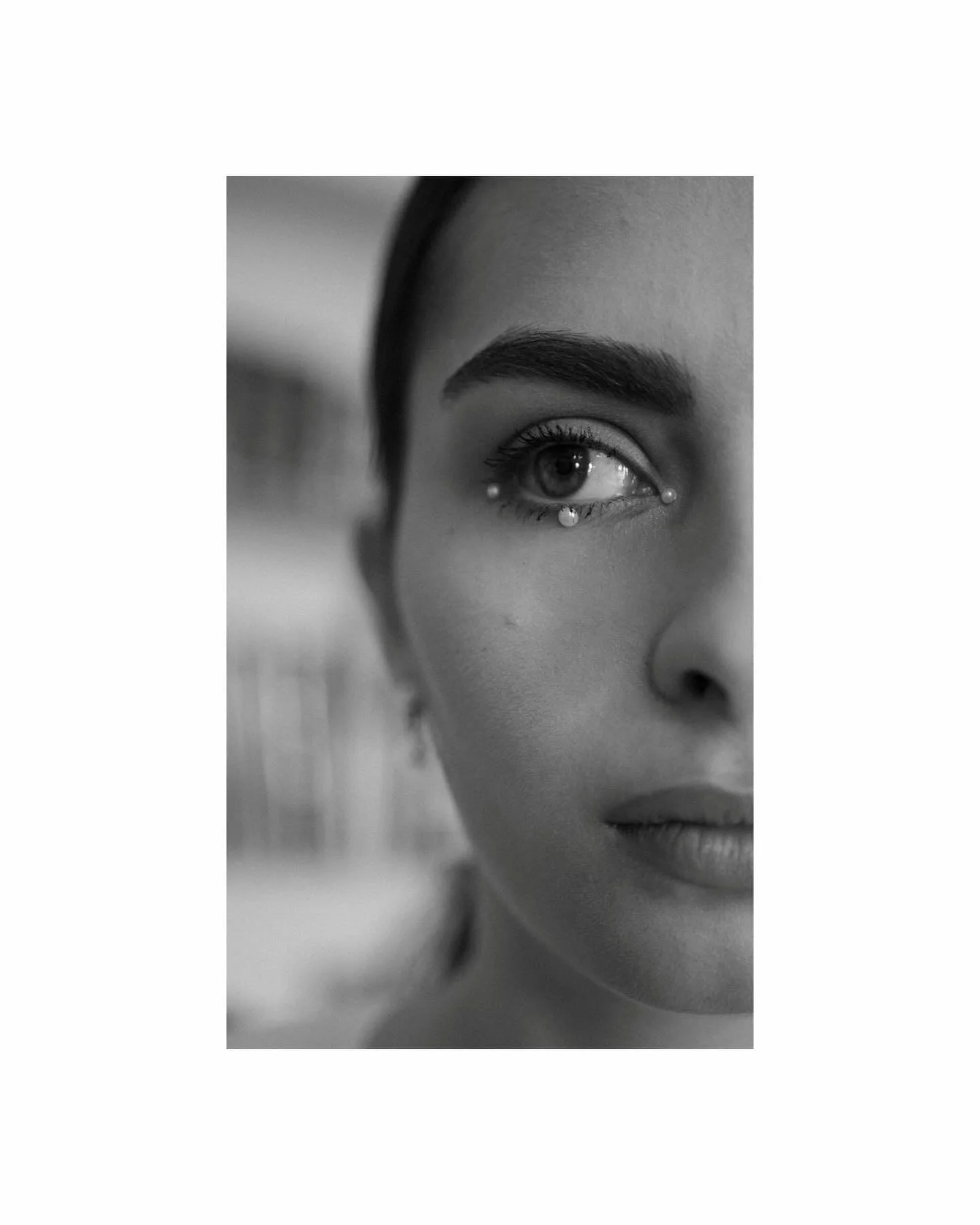 Dans un regard se cachent des mondes,
des histoires qu&rsquo;on devine,
et des v&eacute;rit&eacute;s que seule l&rsquo;&acirc;me comprend.
#Regard #&Acirc;me #Po&eacute;sie #Inspiration #&Eacute;motion #Instamood #Vibes #InstantPr&eacute;sent #Beauty