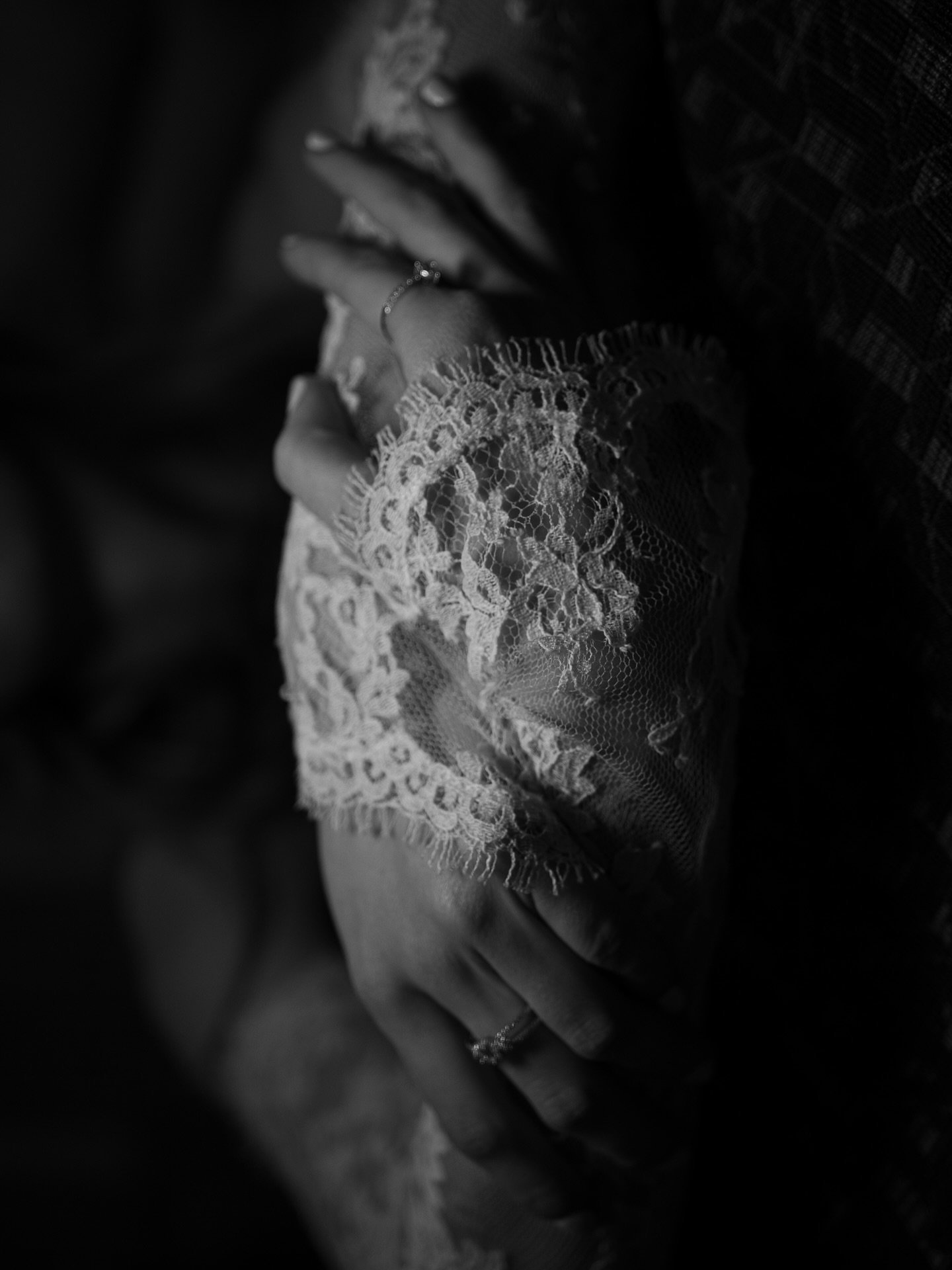 Des mains qui murmurent &agrave; la dentelle&hellip; et le silence devient art.

@audreyl_weddingphotographer @paueme.event 
@lamaisonduprincepierre