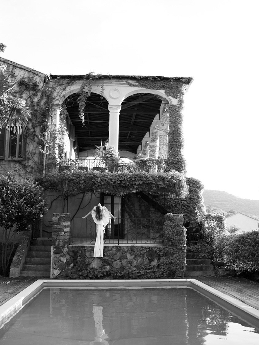 Des d&eacute;cors qui murmurent l&rsquo;&eacute;ternit&eacute;&hellip;
Des lieux empreints de magie o&ugrave; chaque d&eacute;tail devient une &oelig;uvre,
et o&ugrave; l&rsquo;amour se raconte comme une l&eacute;gende. 

@lamaisonduprincepierre 
@pa