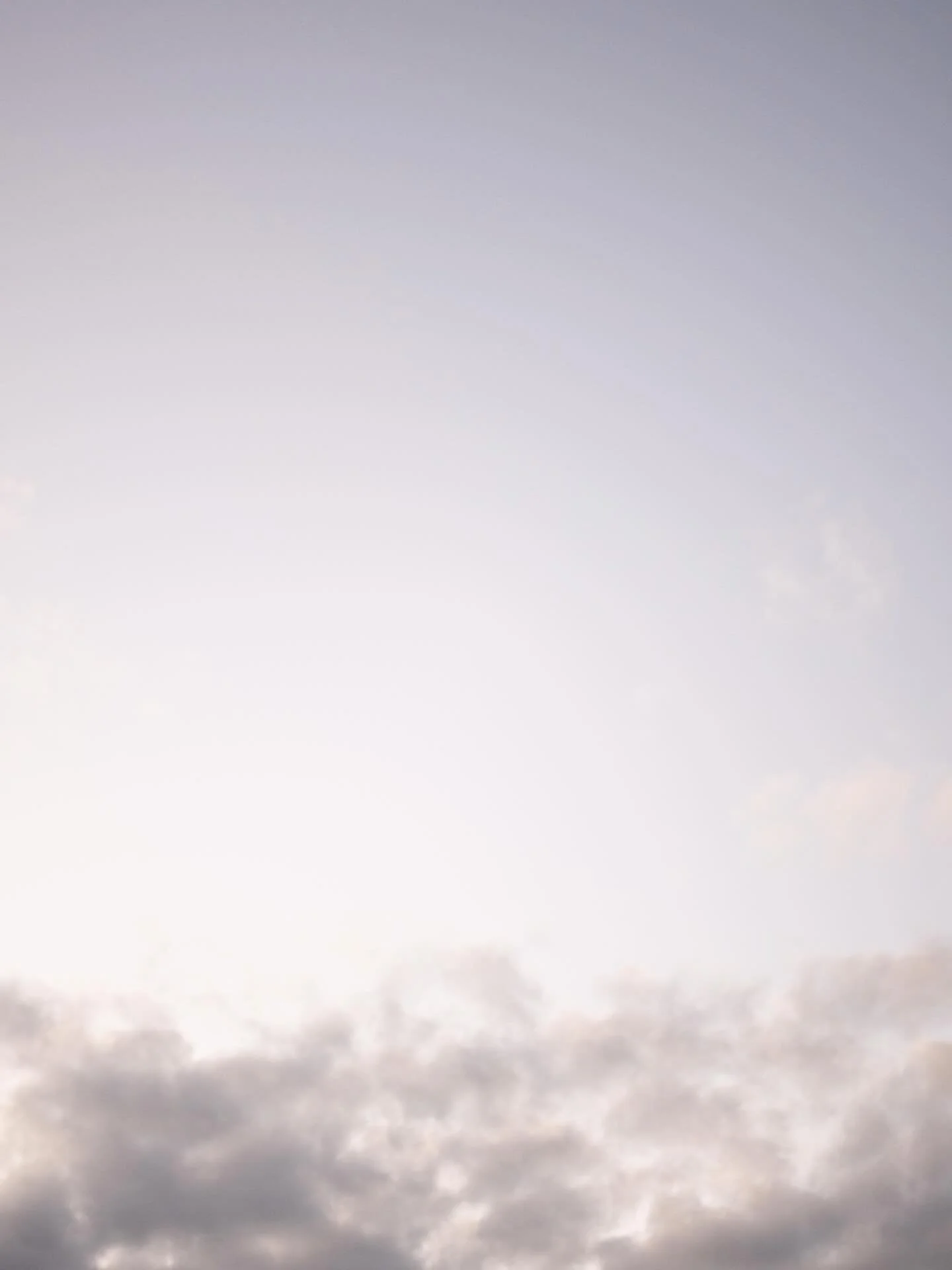 Quand le ciel d&rsquo;hiver se couvre de nuages et de nuances infinies, l&rsquo;amour s&rsquo;&eacute;crit autrement&hellip;
Des mariages baign&eacute;s de douceur, de silence et de lumi&egrave;re, o&ugrave; chaque promesse r&eacute;chauffe l&rsquo;h