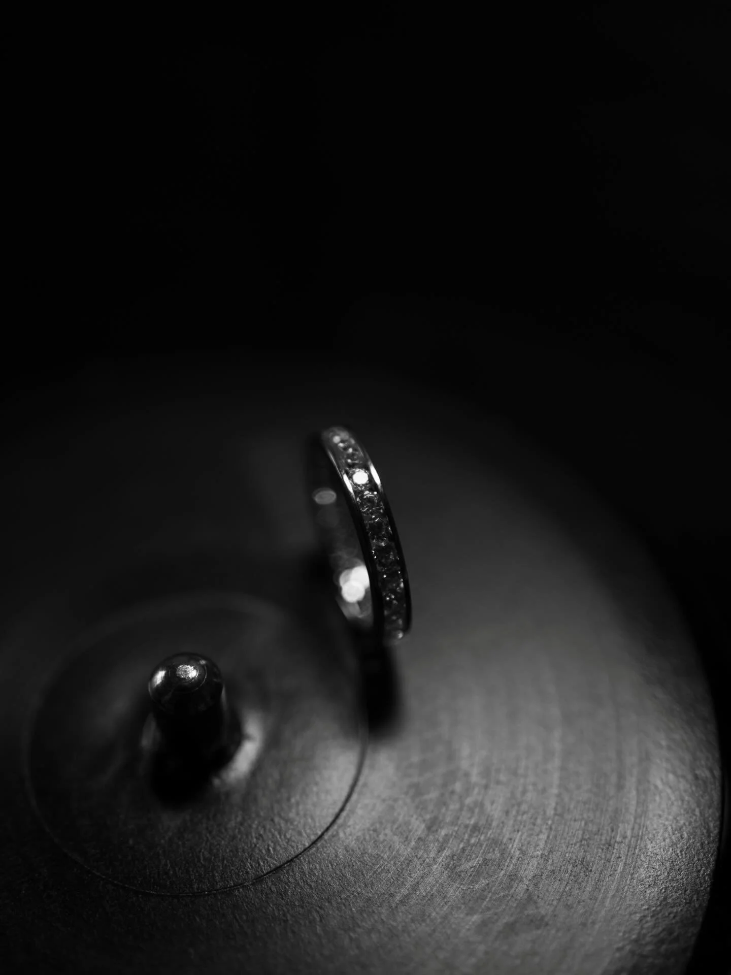 Deux cercles, une m&ecirc;me histoire : retenir le temps sans jamais l&rsquo;arr&ecirc;ter.
La bague garde, le disque rejoue. Et la vie tourne, encore.
##
#po&eacute;sie#bague#tempsbaguemaria
@claret_joaillier