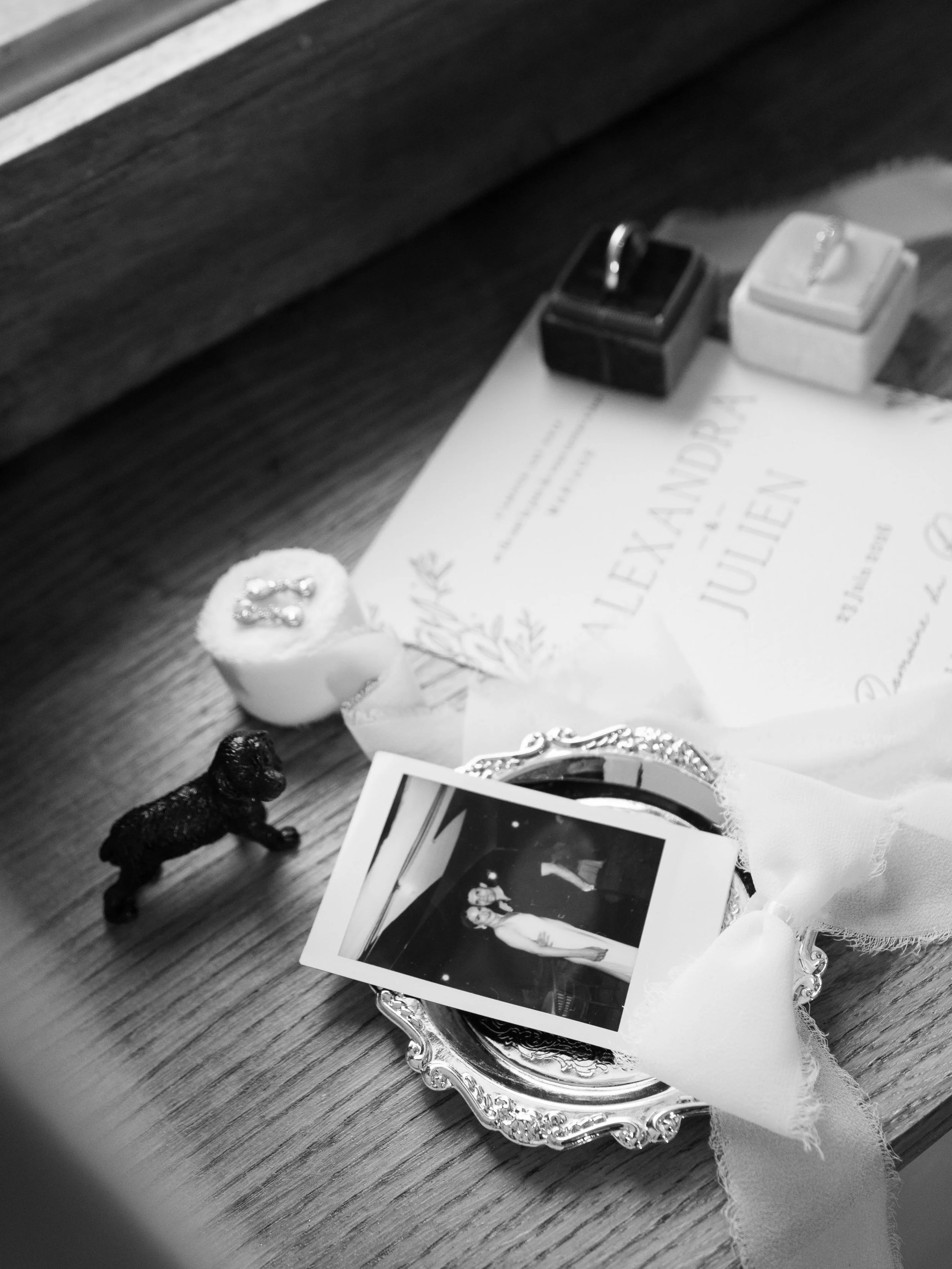 Ce qui reste, parfois, tient dans les d&eacute;tails.

Le faire-part, les alliances, un bijou, une photographie, quelques objets qui vous appartiennent.

Ces fragments de votre histoire m&eacute;ritent d&rsquo;&ecirc;tre l&agrave;, eux aussi.

Les r&