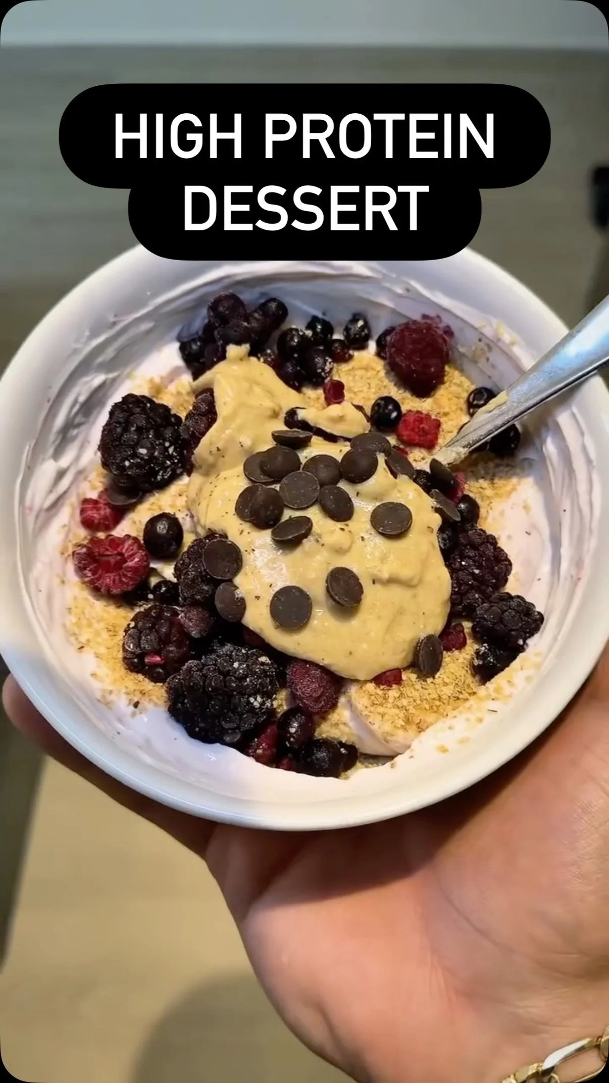 TRY IT ⬇️ 
250g greek yogurt (0 fat, no sugar added)
1 electrolyte packet mixed in
15g wheat germ
50g berries
32g @fitbutters salted caramel pretzel peanut butter
5g dark chocolate
#fitfamily #yogurtbowl #sundaymealprep #mealplan #flexibledieting #