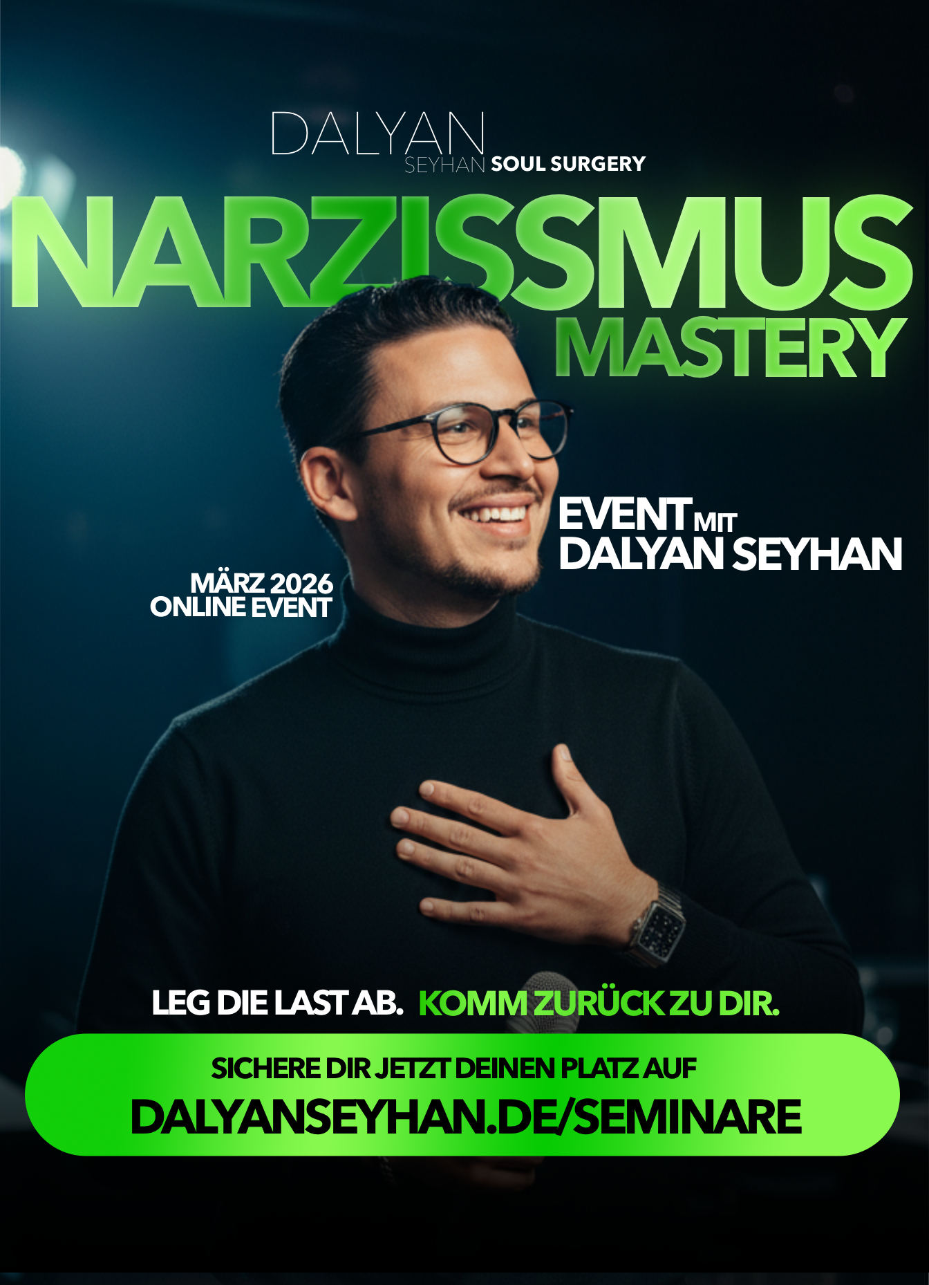 Werbeplakat für ein Online-Seminar von Dalyan Seyhan zum Thema Narzissmus, März 2026, mit einem lachenden Mann in einem schwarzen Turtleneck, der seine Hand auf die Brust legt, und einem grünen Button mit der Website dalyanseyhans.de/seminare.
