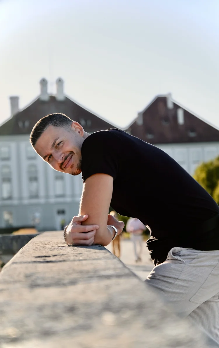 Dalyan Seyhan lacht im Schlosspark Nymphenburg