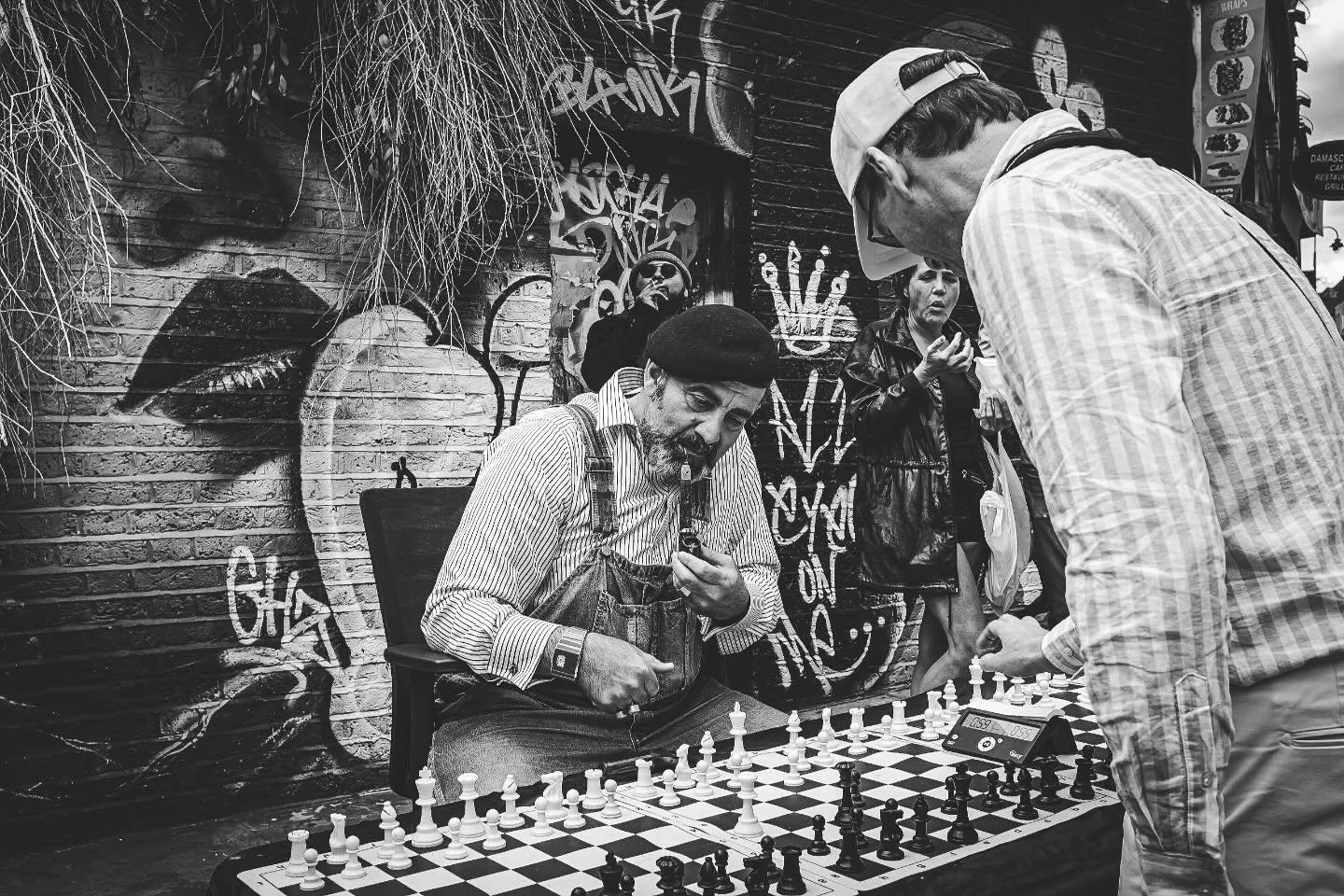 Brick Lane doesn&rsquo;t need a stage when the street provides its own characters.
A game of chess, a pipe, a beret, and a backdrop of graffiti. London at its most Brick Lane. #BrickLane #StreetPhotography #BlackAndWhitePhotography #StreetPhoto_BW #S