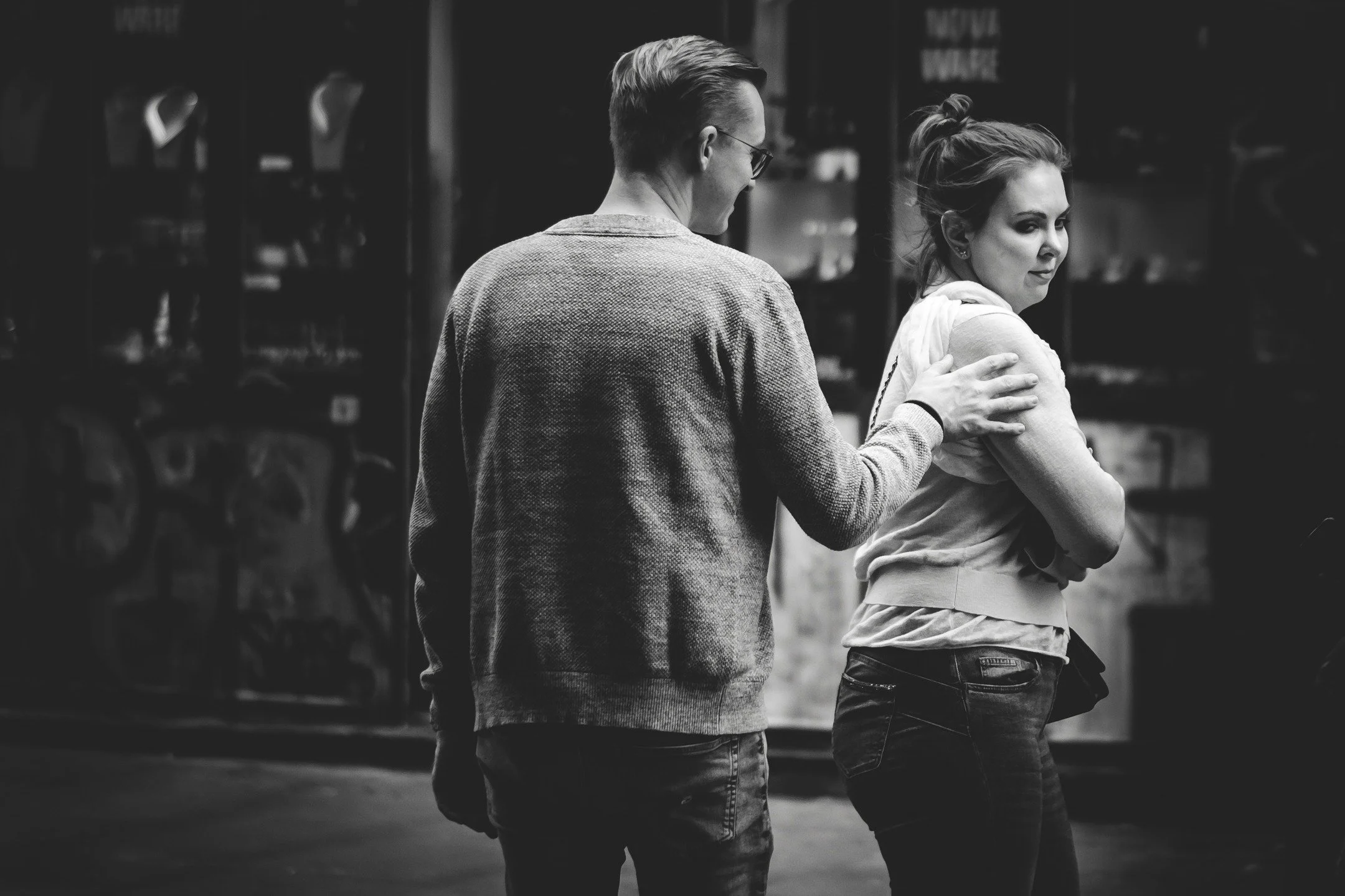 One gesture, one glance, and suddenly the frame is full of questions.
What story do you see in this frame?
#StreetPhotography #StreetLife #CandidPhotography #UrbanPhotography #DocumentaryPhotography #StreetPhoto_BW #BlackAndWhitePhotography #Monochro
