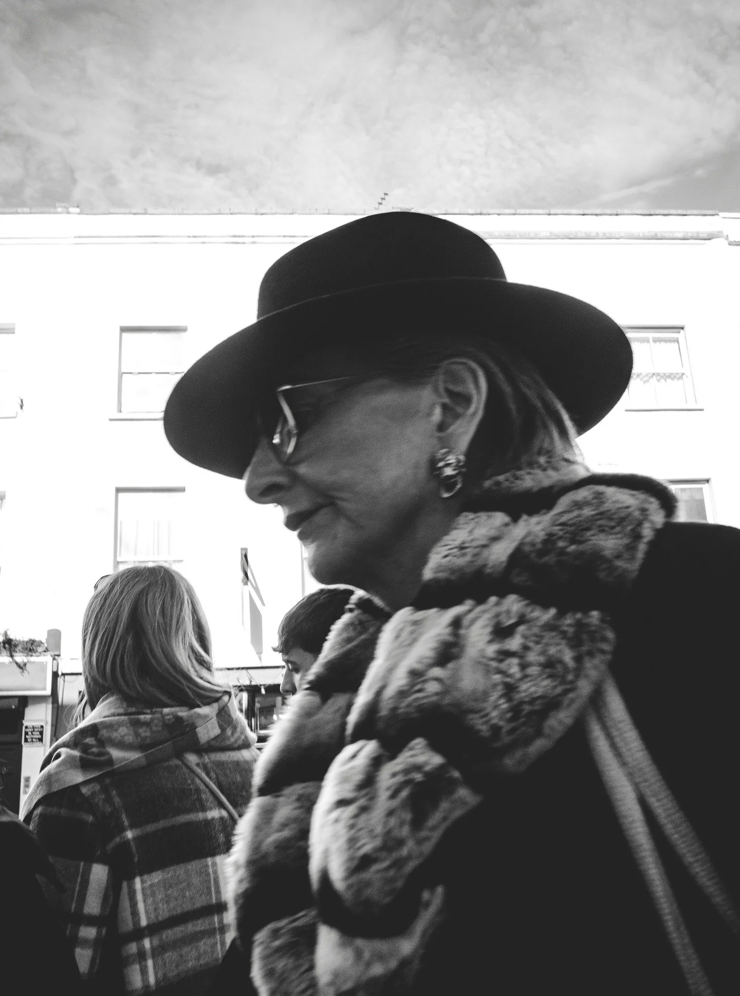 There&rsquo;s a certain London energy you can&rsquo;t fake, the kind that wears fur in daylight and doesn&rsquo;t flinch at a camera. She didn&rsquo;t pose. She didn&rsquo;t need to.

Some people walk through Notting Hill like it&rsquo;s a runway nob