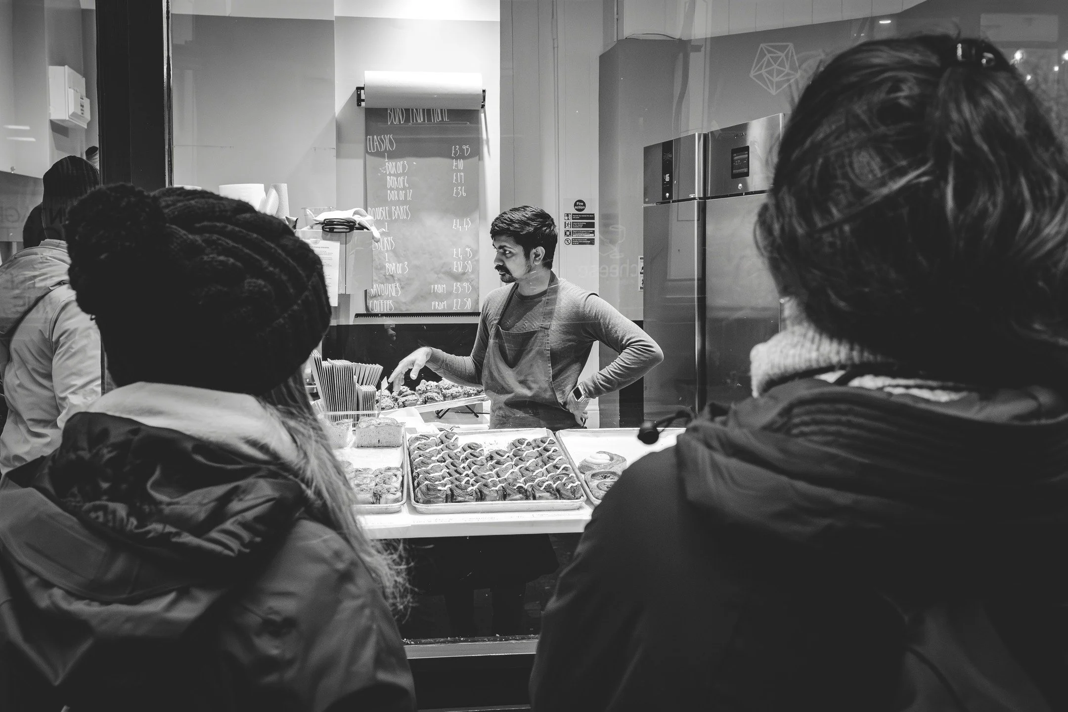 A quiet exchange through glass, lit by nothing but late-night window light.

#streetphotography #blackandwhitephotography #bnwstreet #londonstreets #documentaryphotography #streetphotographer #monochrome #urbanphotography