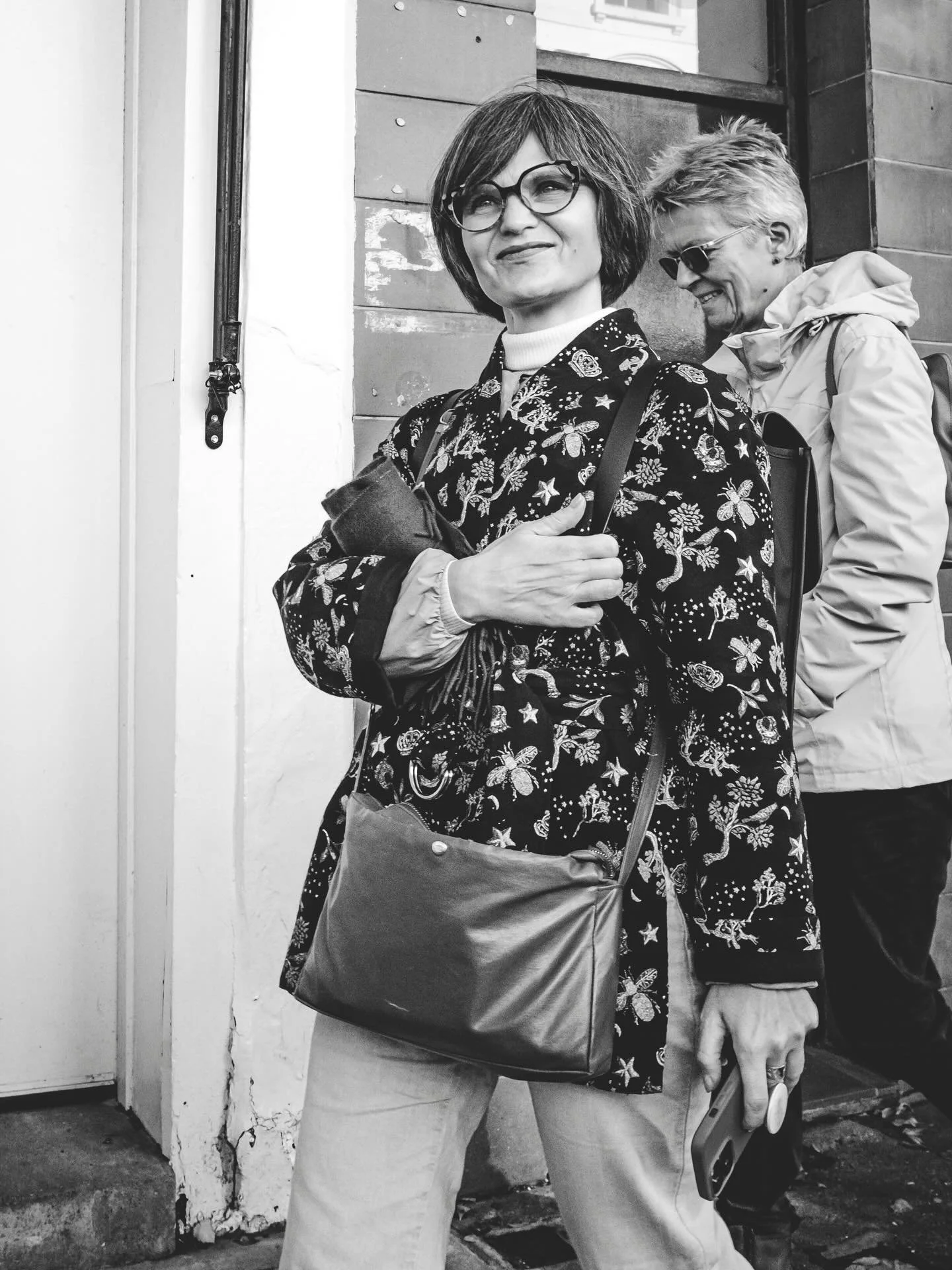 Some of us own our stories. She posed, I captured. Great day in Notting Hill #streetphotography
#streetportrait
#blackandwhitephotography
#londonstreets
#candidcapture