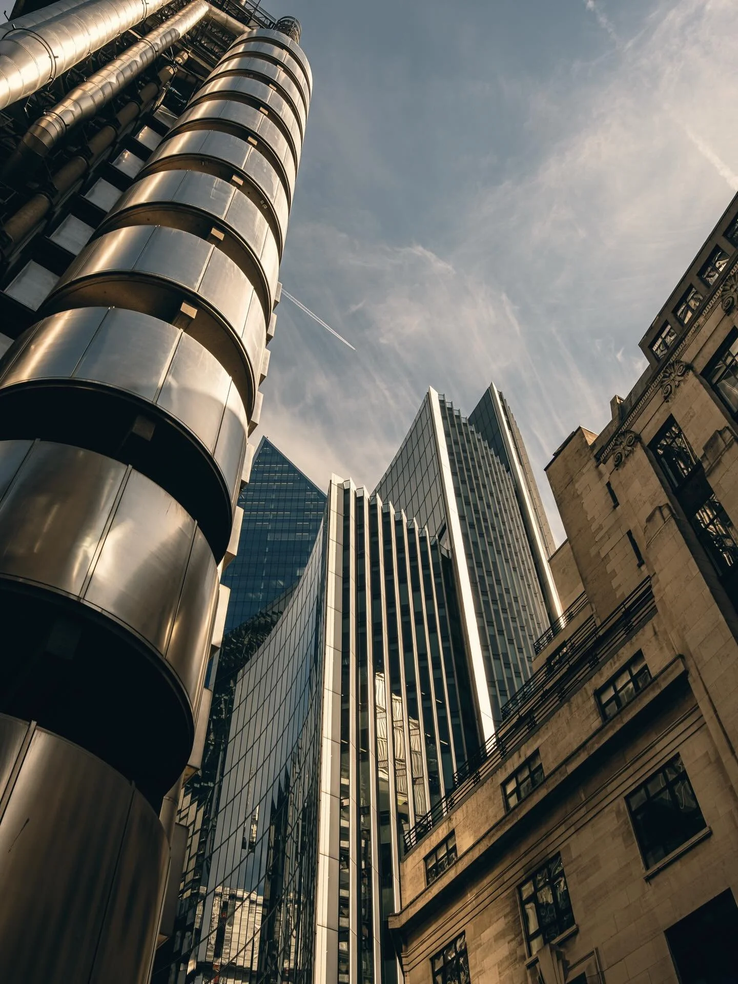 The Sun worked its magic yesterday, everything it touched glowed. #londonphotography #streephotography #fujifilm #photography