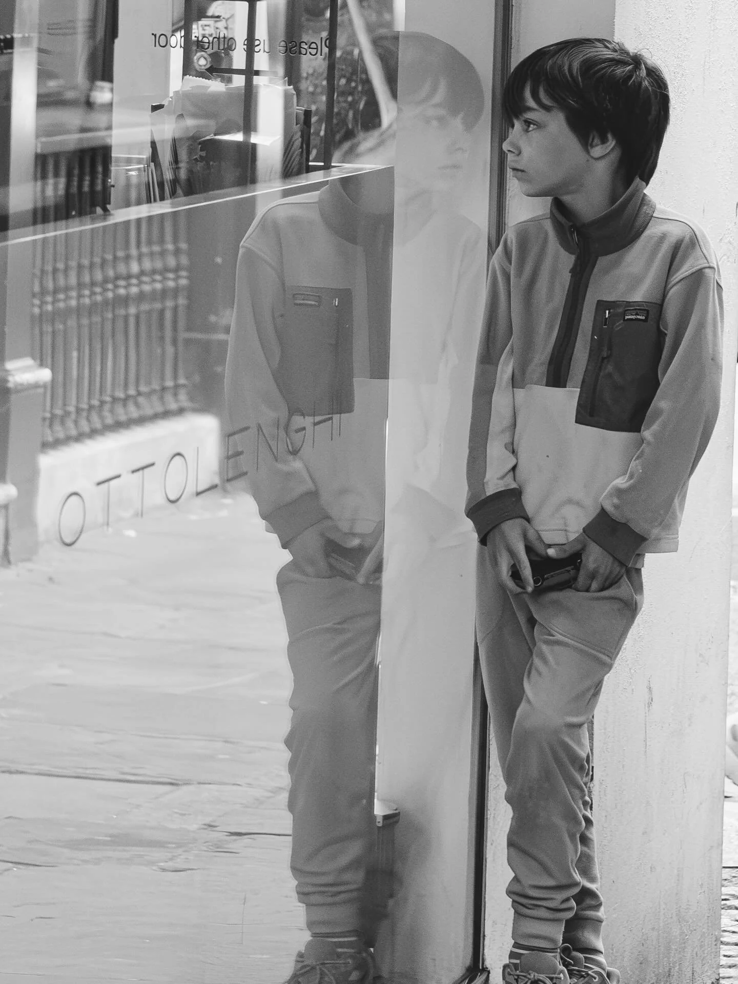 A reflection in waiting #streetphoto #streetphotography_bw #monophotography #fujifilm #london