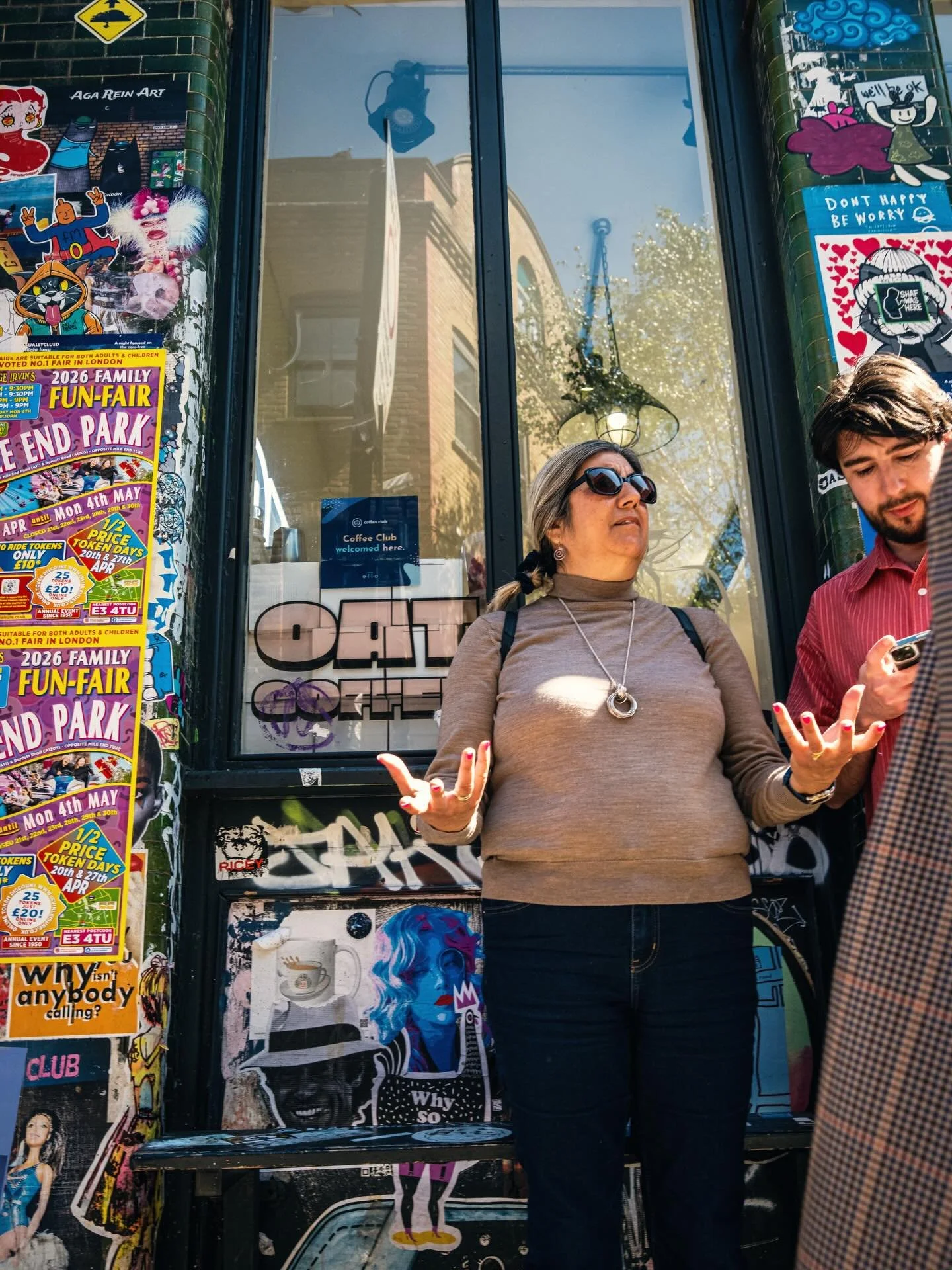Everyone&rsquo;s talking, no one&rsquo;s listening.
#bricklane #streetphotography #candidphotography #streetphoto_color #fujifilm