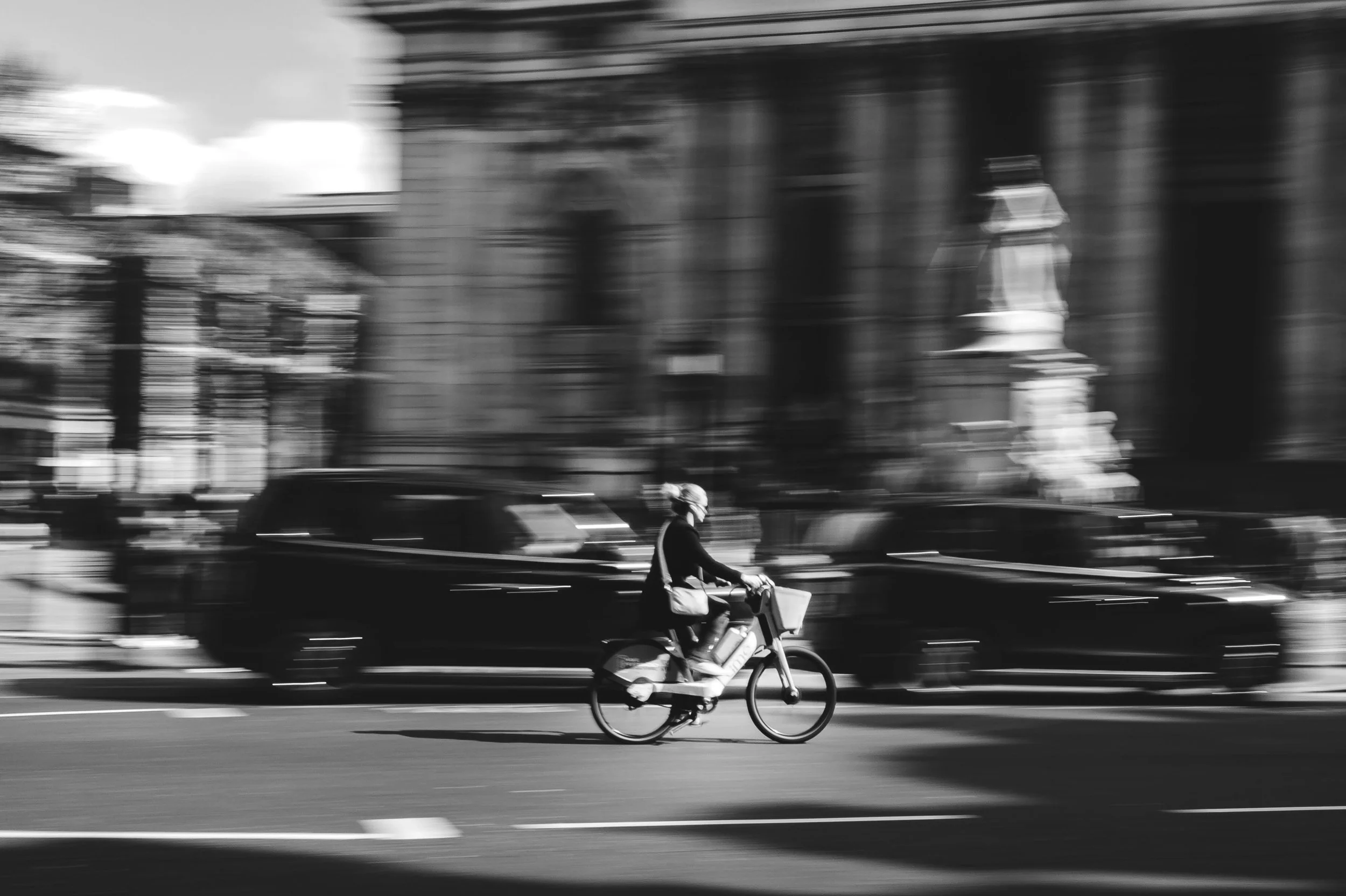 Some people move through London like they&rsquo;re late for a life they&rsquo;re not even sure they want.

#streetphotography
#londonstreetphotography
#bnwphotography
#urbanmotion
#moodygrams