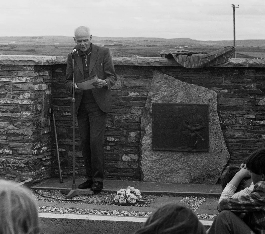 Seán Reid speaking at the graveside tribute to Willie Clancy, 1977.
