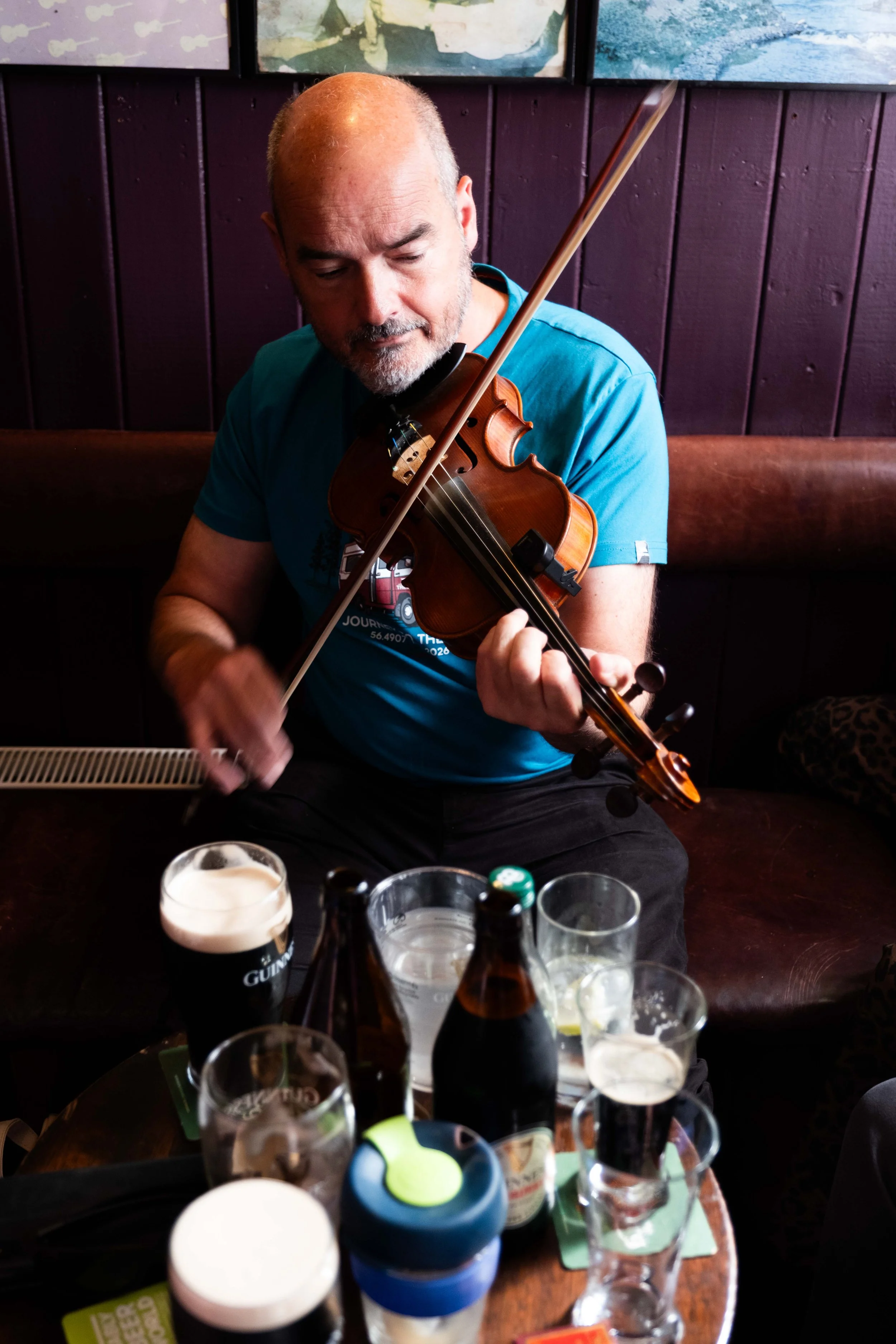 Séamus Sands in a session in Friel's 2025.