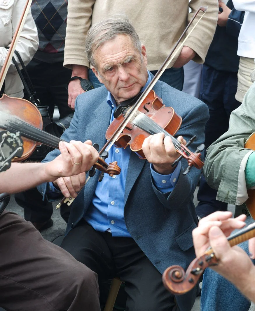 Michael Kelleher playing in a street session 2010.