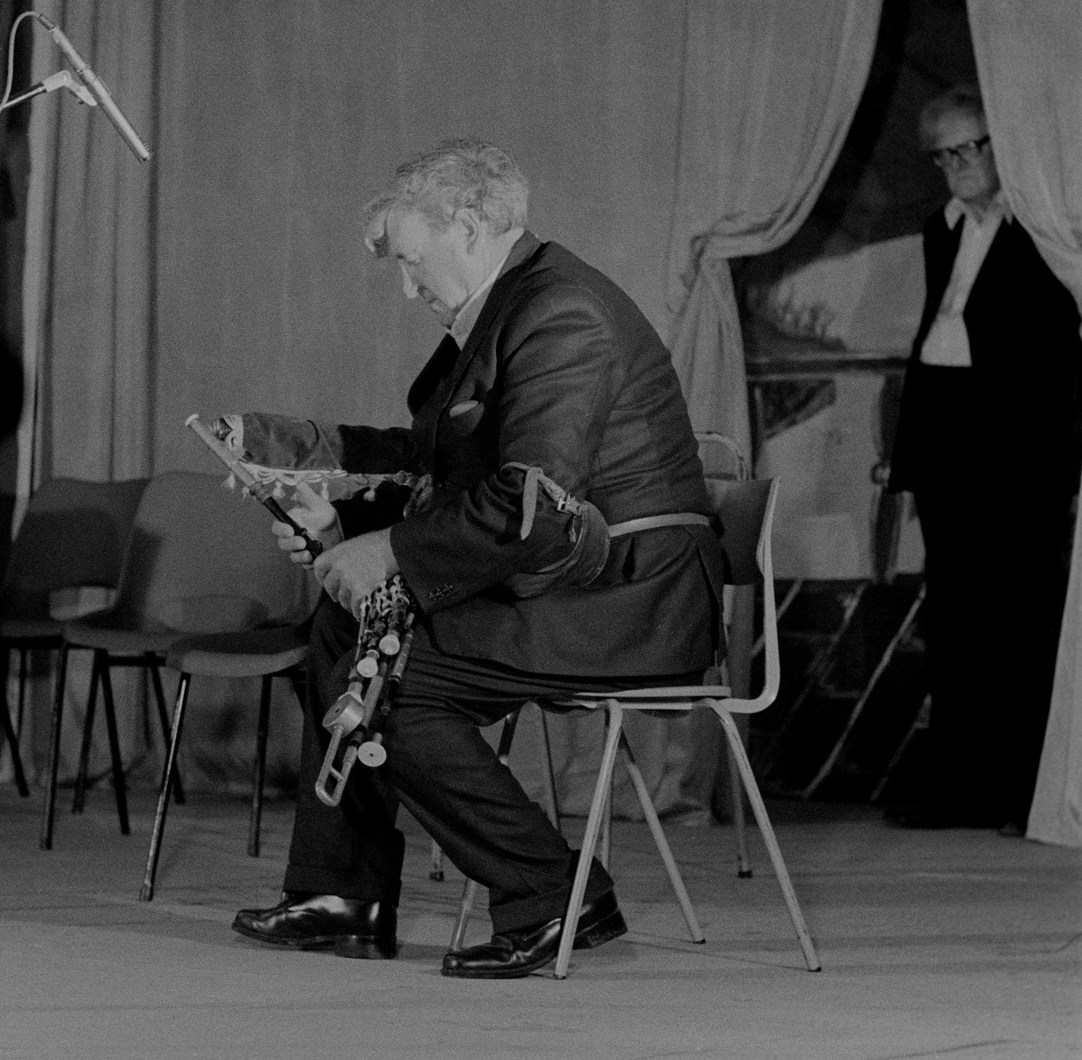 Martin Rochford performing at the 1982 uilleann pipes recital with Breandán Breathnach looking on.