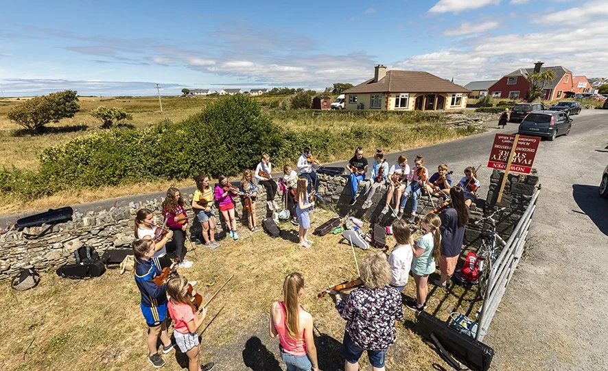 Fiddle students enjoying the sunshine.