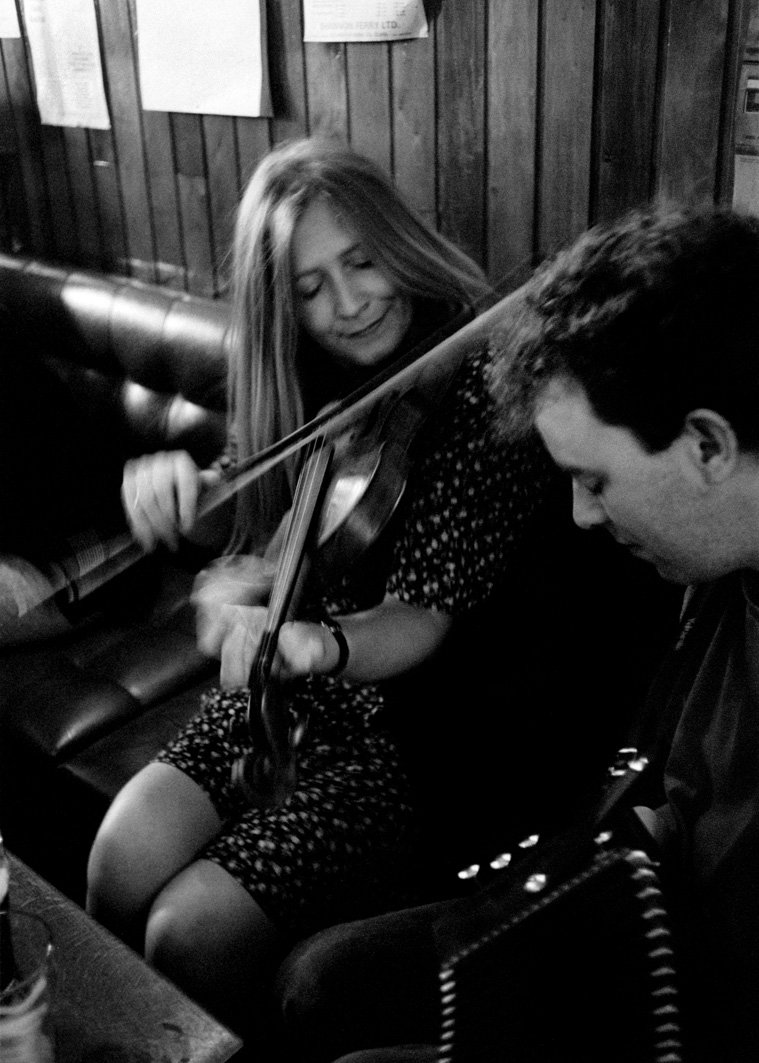Mairéad Ní Mhaonaigh and Dermot Byrne playing in Peter & Bridie Cleary's pub, 1995.