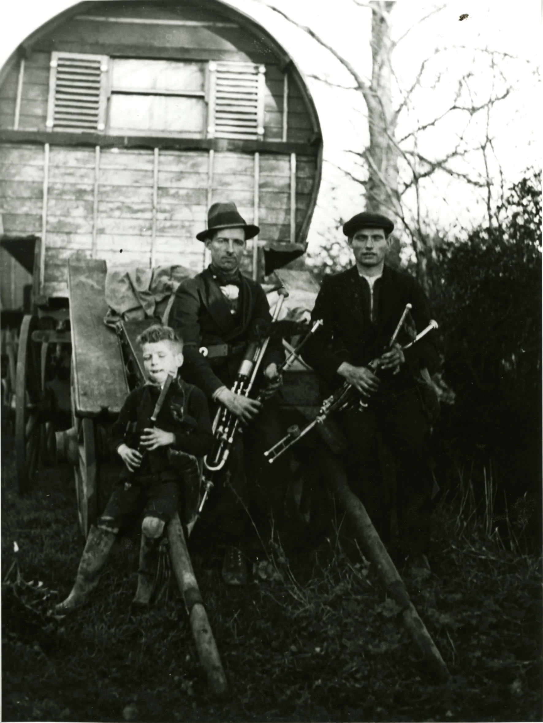Pat Cash (left) with Johnny Doran. Willie was inspired to take up the pipes after hearing Johnny playing at race meetings in Miltown Malbay in the 1930s. 
Photo courtesy of NPU.