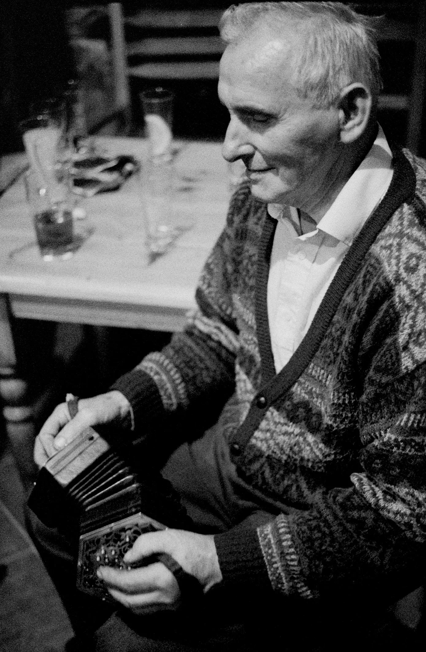 Gerald Haugh playing in a session in Gleeson's of Coore 2004.