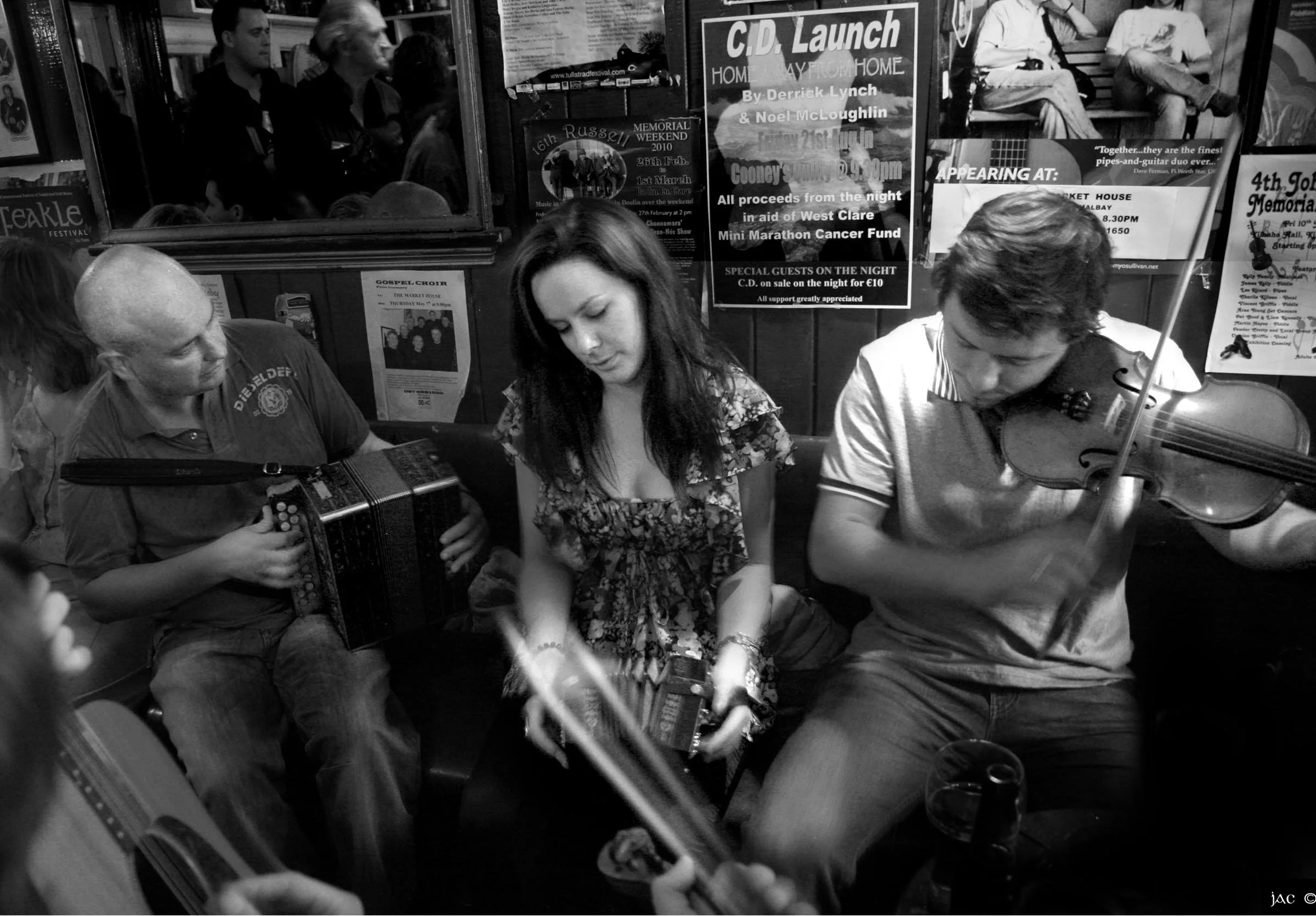 Edel Fox playing in Friel's.