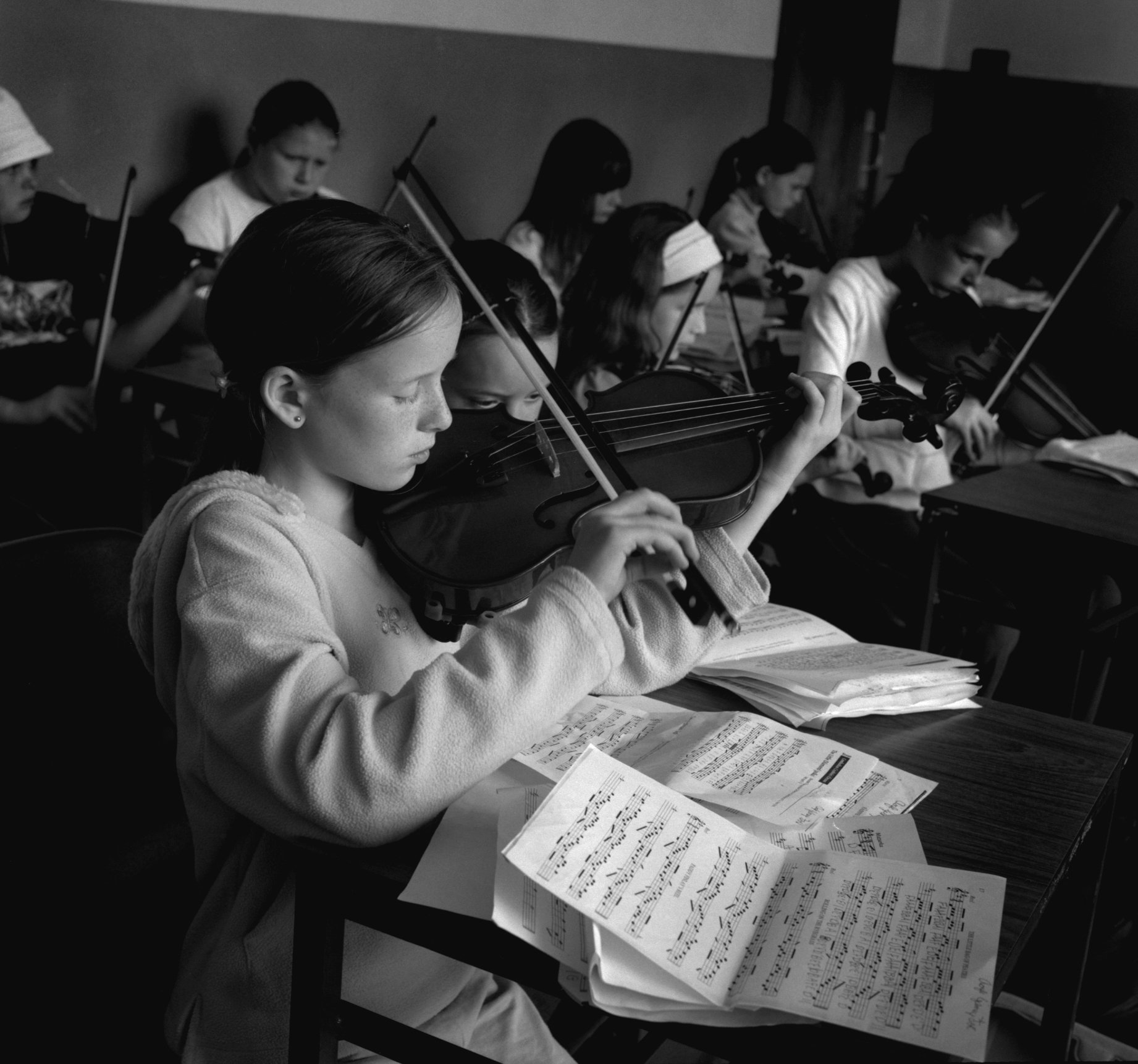 Students in Johnny Kelly and Darach O'Connor's fiddle class 2003.