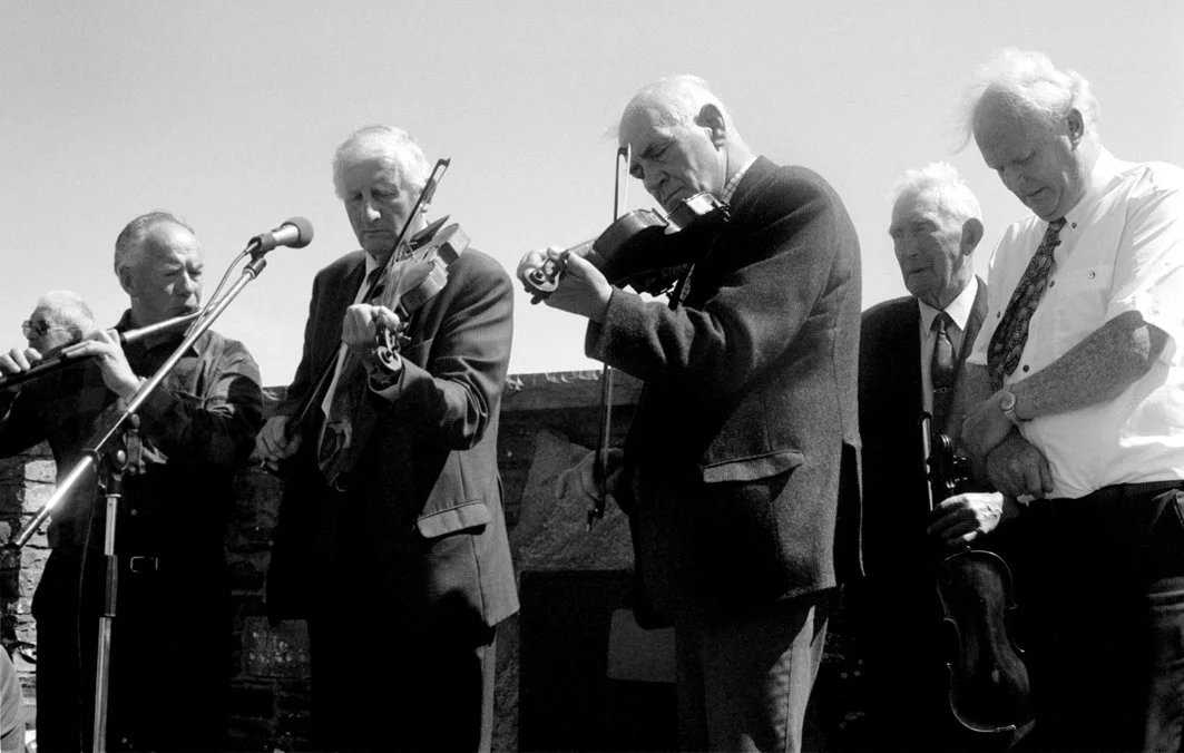 L. to r. Michael Falsey, P. Joe Hayes, Francie Donnellan, Junior Crehan and Muiris Ó Rócháin at the graveside tribute, 1994.