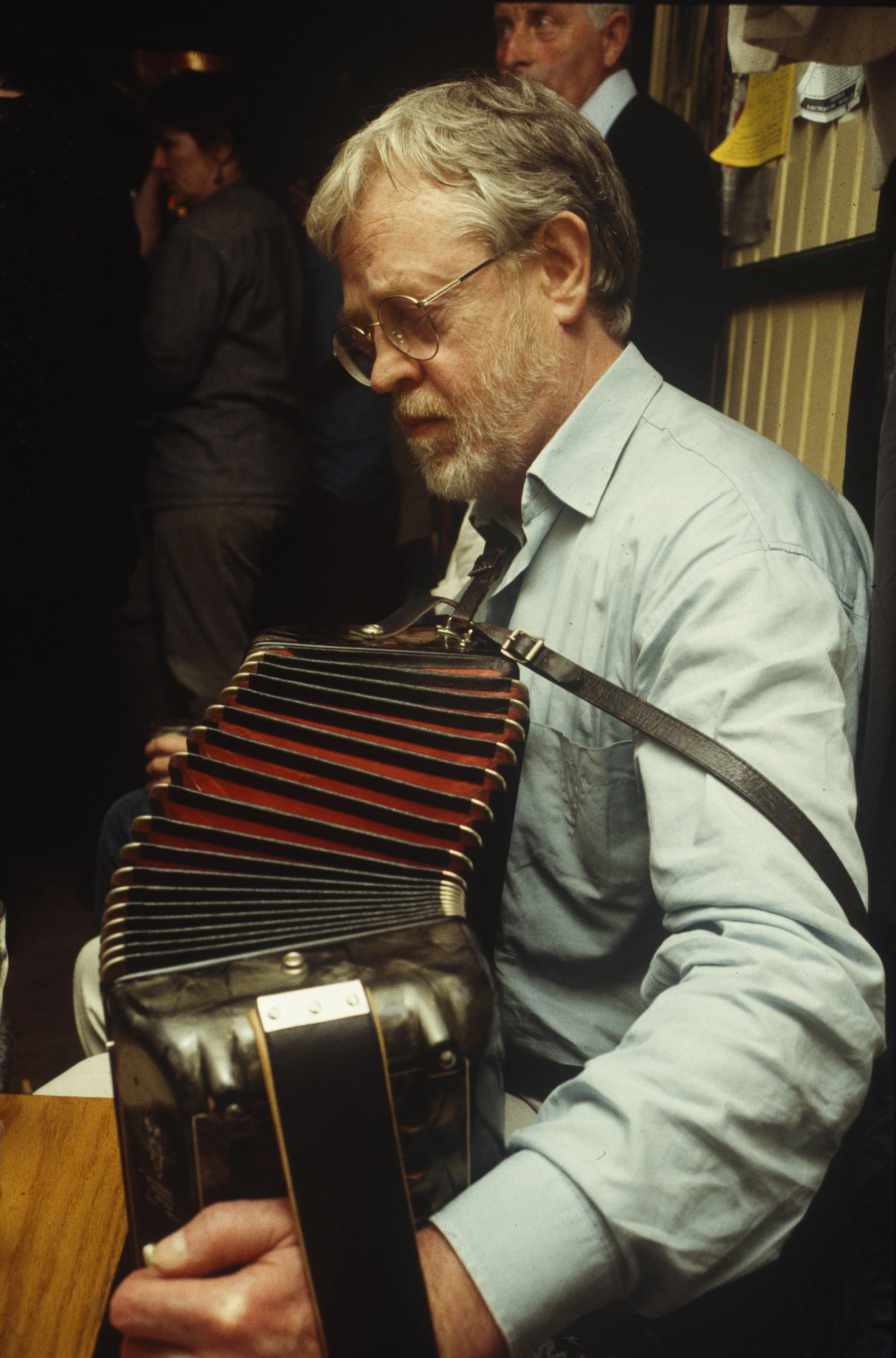 Tony Mac Mahon playing in Quelly's pub 1996.