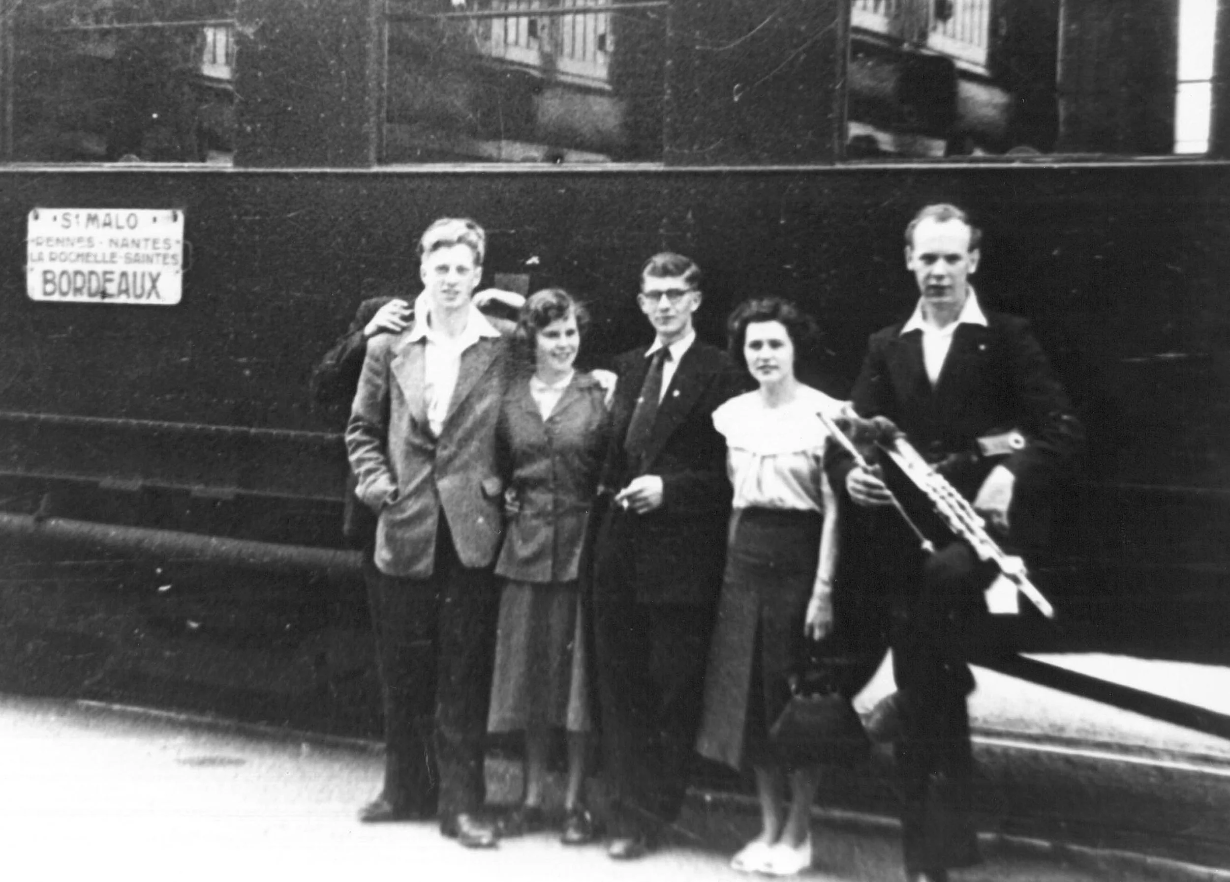 Willie Clancy (right) with friends travelling to or from the 1951 Celtic Congress in Brittany.
Photo by Pádraig Ó Mathúna.