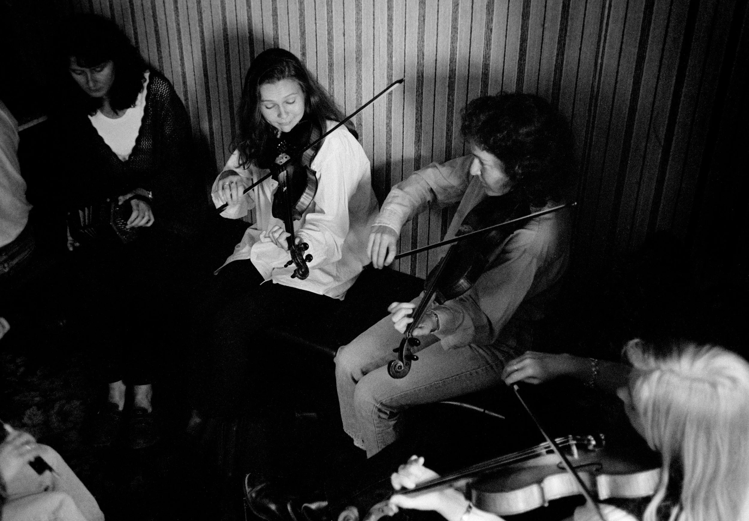 Teresa Heanue and Deborah Simon playing in Hillery's pub 1995.