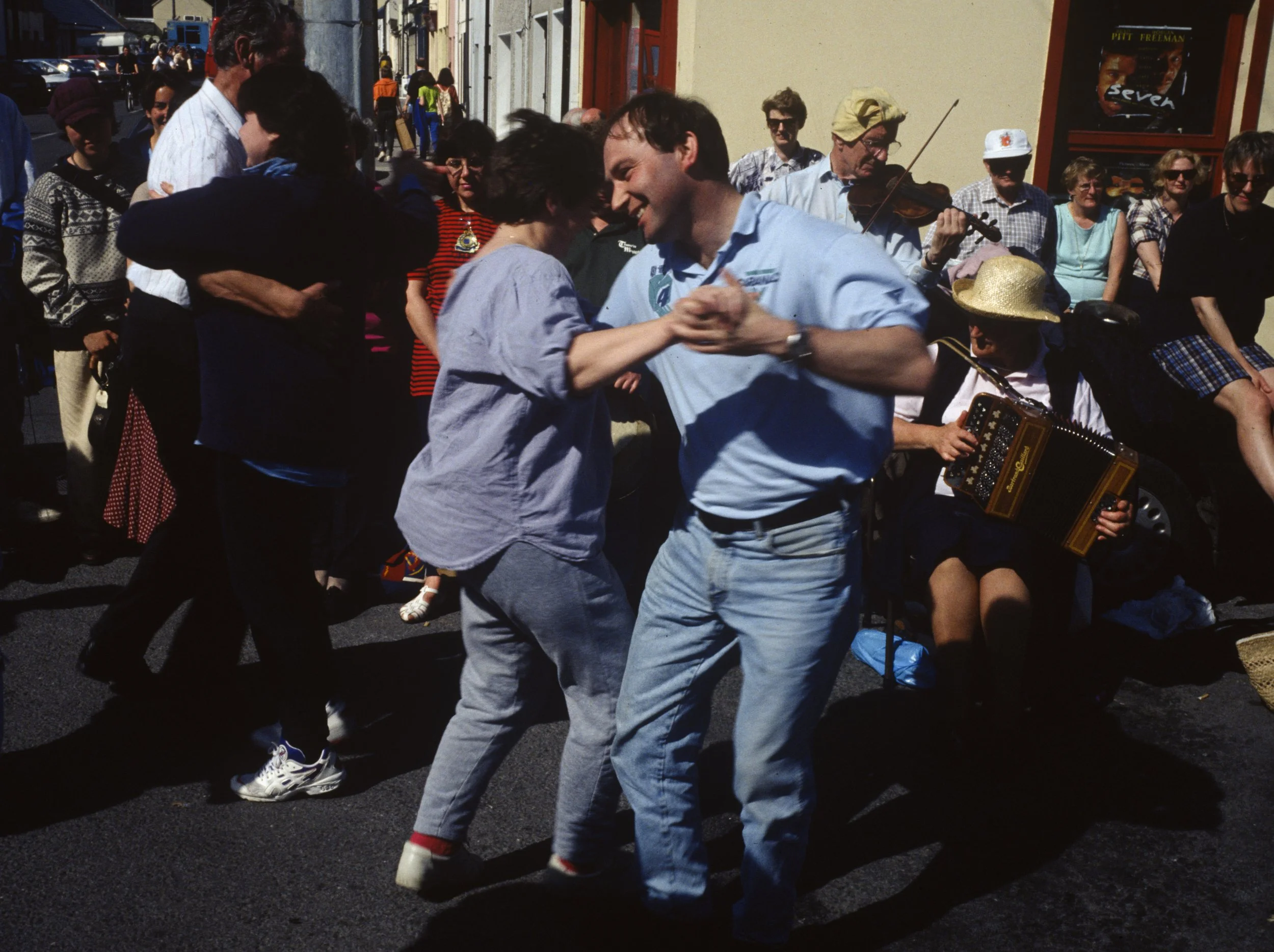 Set dancers enjoy an outdoor impromptu céilí 1996.