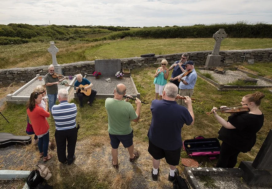 Musicias paying tribute to Bobby Casey at his graveside.