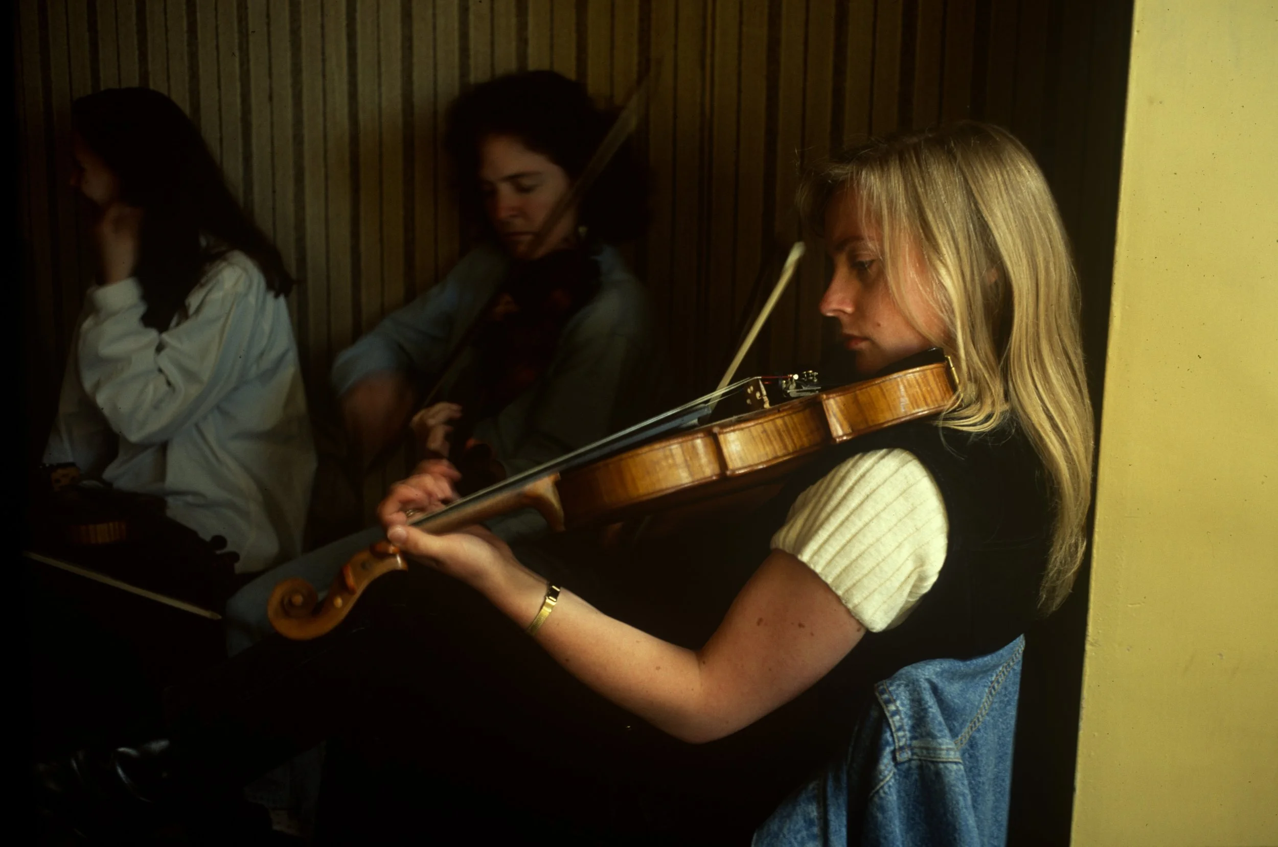 Marie Moynihan playing in Hillery's pub 1995.