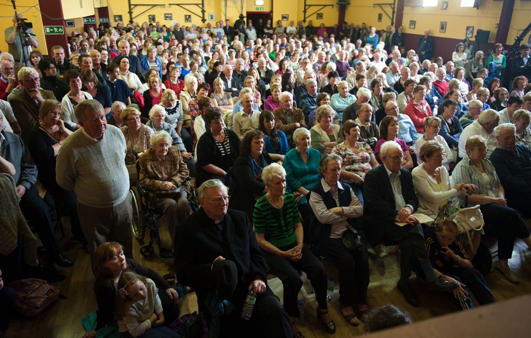 A packed community hall at the tribute to the late Muiris Ó Rócháin 2012.