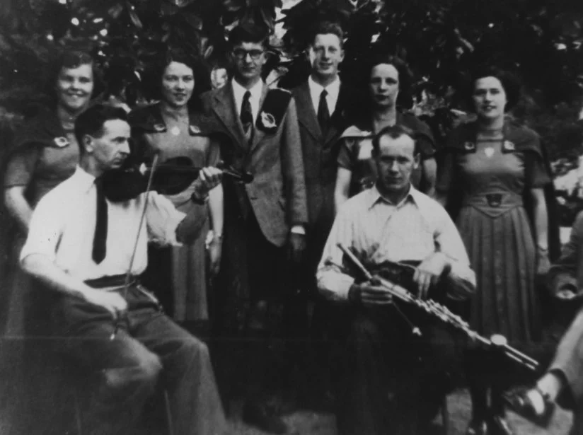 Pádraig Ó Mathúna and Willie Clancy with Irish dancers at the 1951 Celtic Congress in Brittany.
Photo courtesy of Pádraig Ó Mathúna.