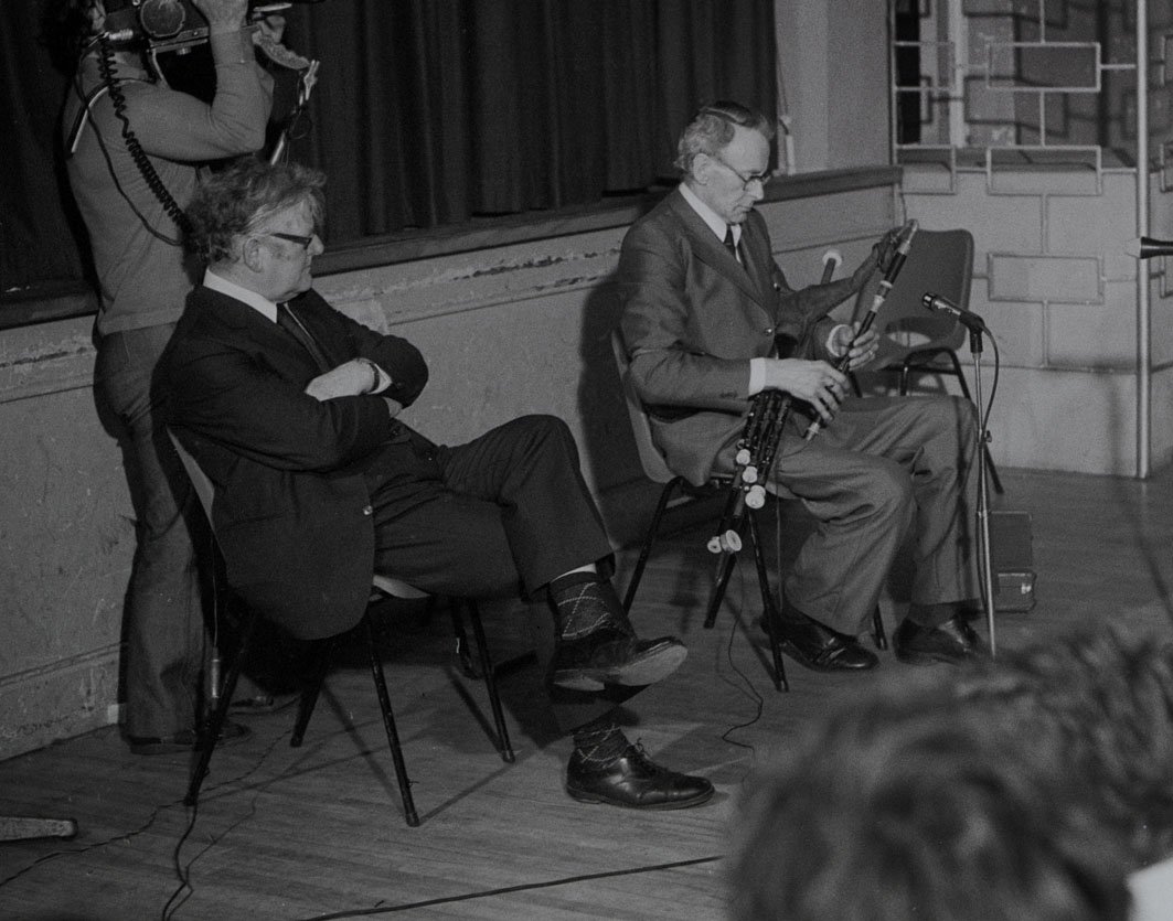 Séamus Ennis playing with Breandán Breathnach listening, late 1970s.