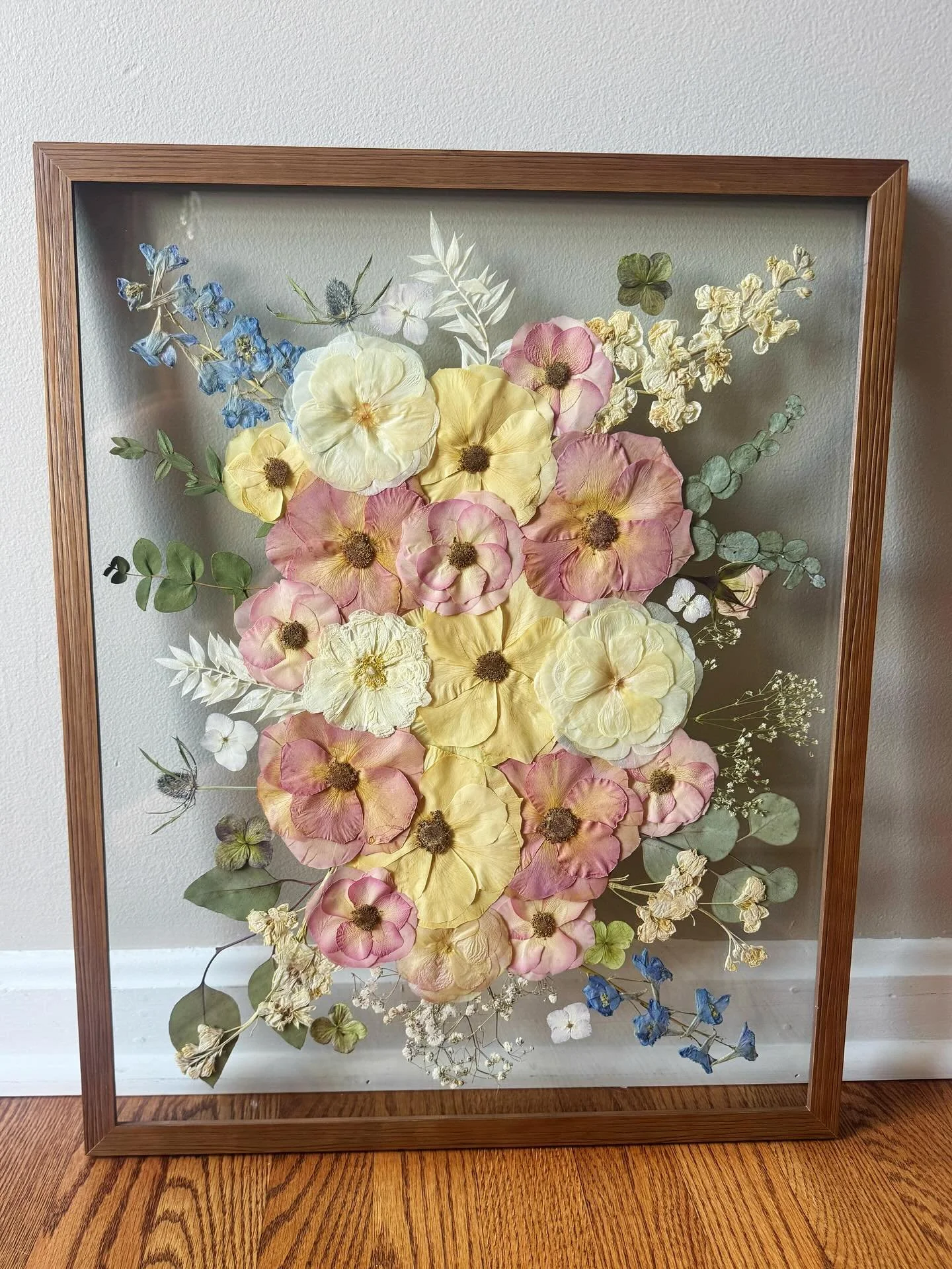 A little piece of your happiest day, pressed and kept safe. ✨

#marigoldandmoon #floralpreservation #flowerpreservation #flowerpress