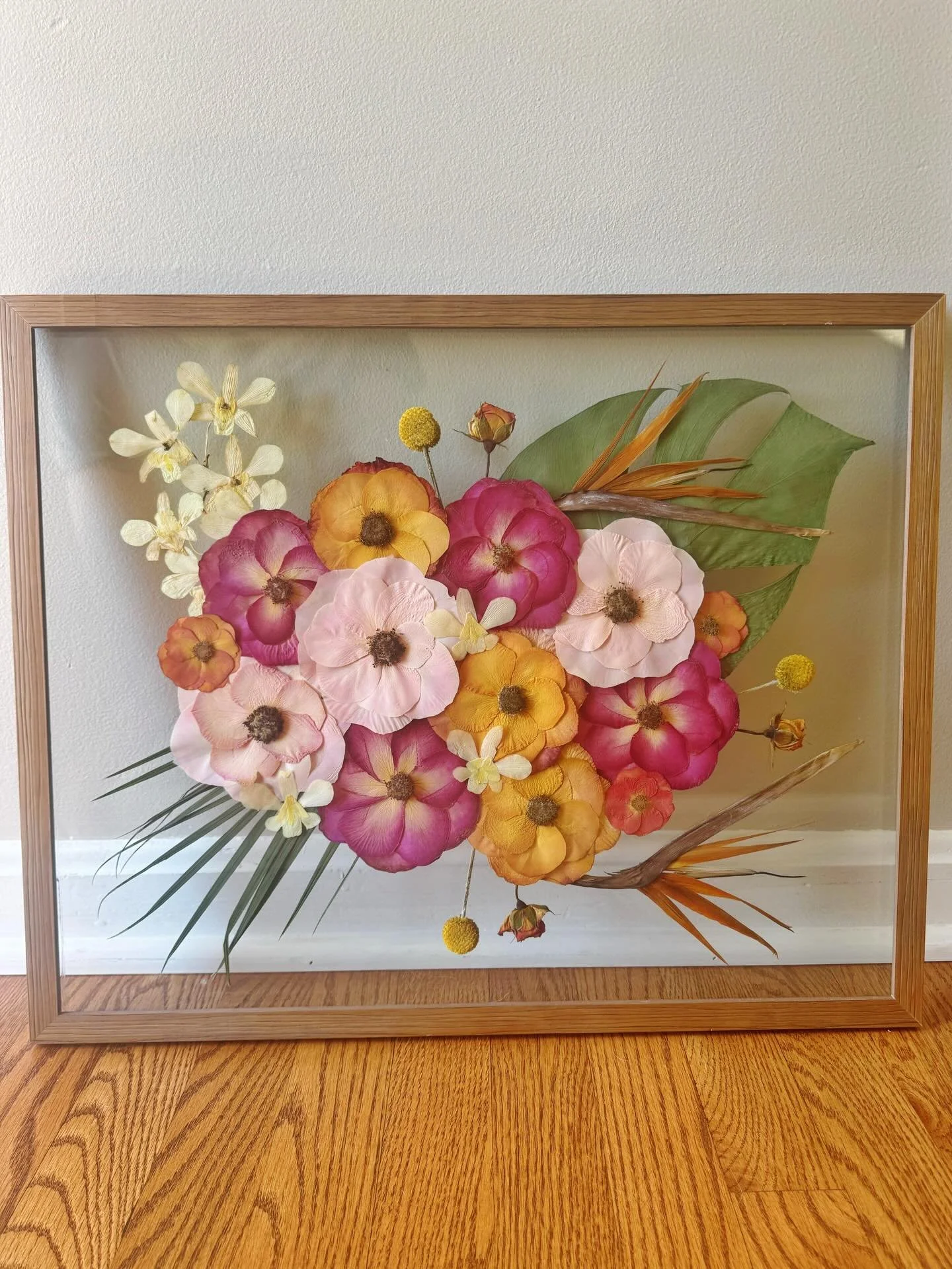 Destination wedding? No problem for this bride 🫶🏼 Whitney brought her incredible tropical bouquet back from Mexico to press and keep forever ✨

#marigoldandmoon #floral #floralpreservation #marylandbride #marylandbrides