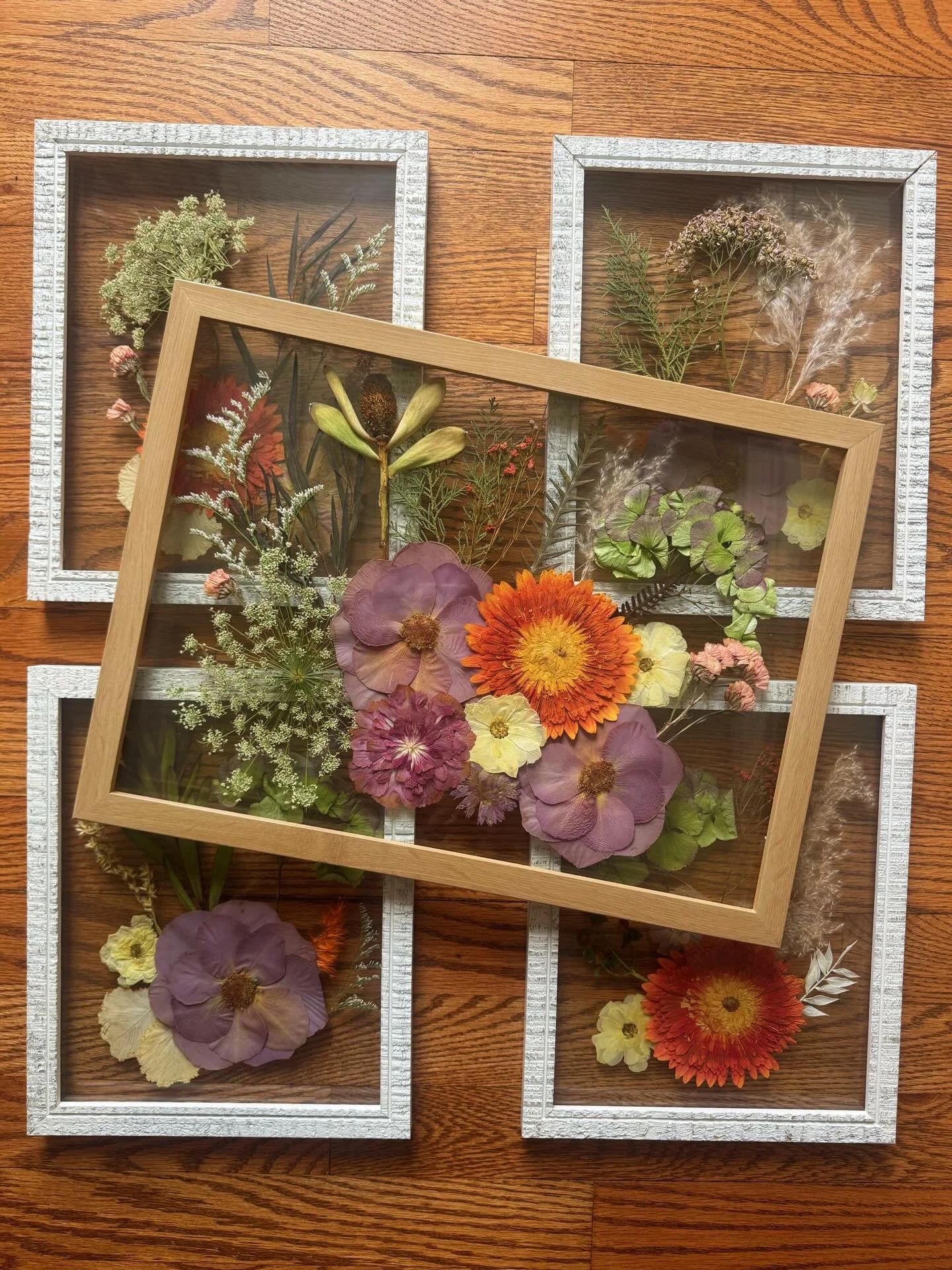 16 x 20 not your vibe? let&rsquo;s create a gallery of smaller frames ✨

#marigoldandmoon #marylandbride #floralpressing #floralpreservation