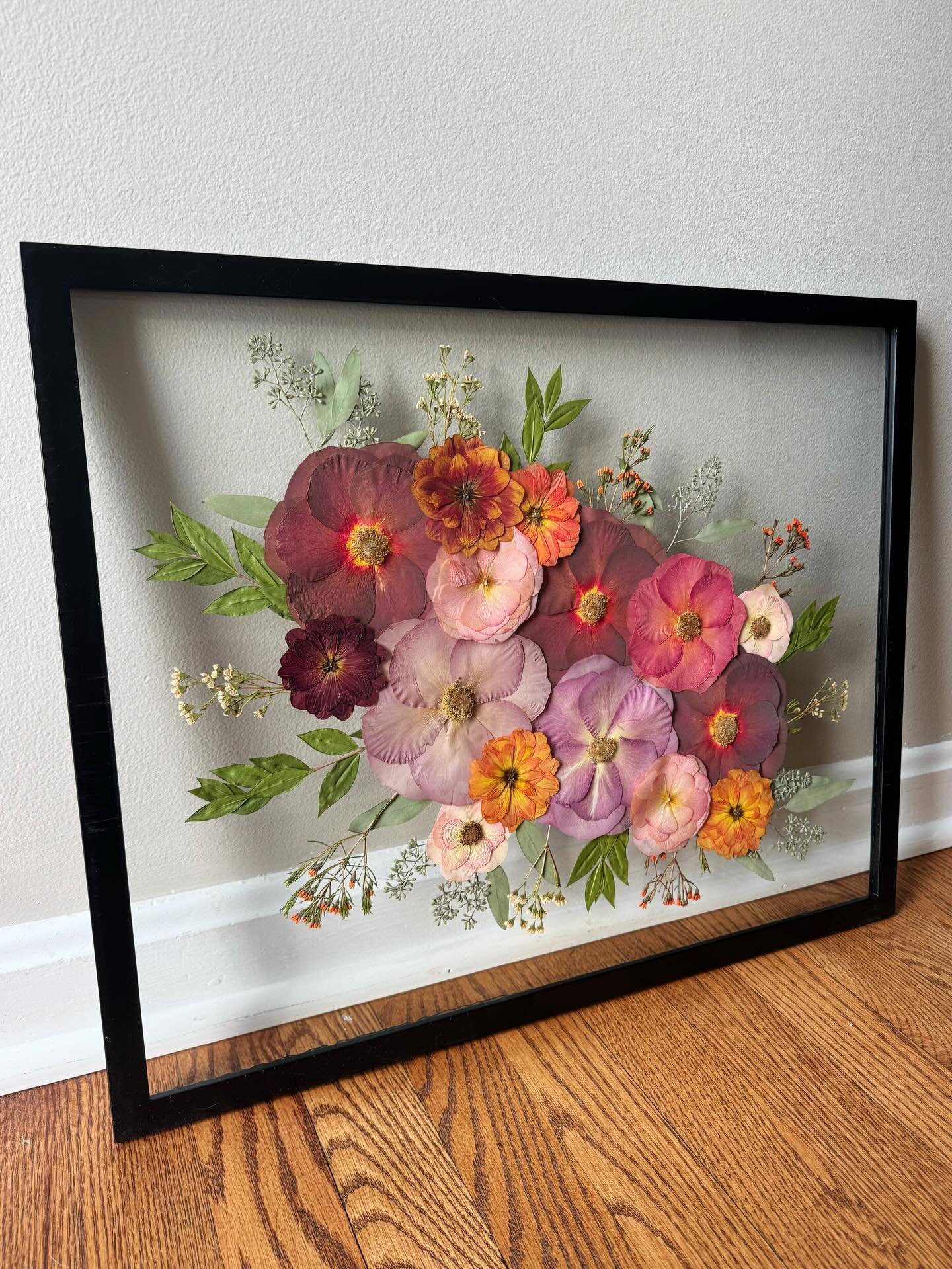 a little twist on fall florals - subtle &amp; special. ✨

#marigoldandmoon #floralpreservation #flowerpressing #marylandbride