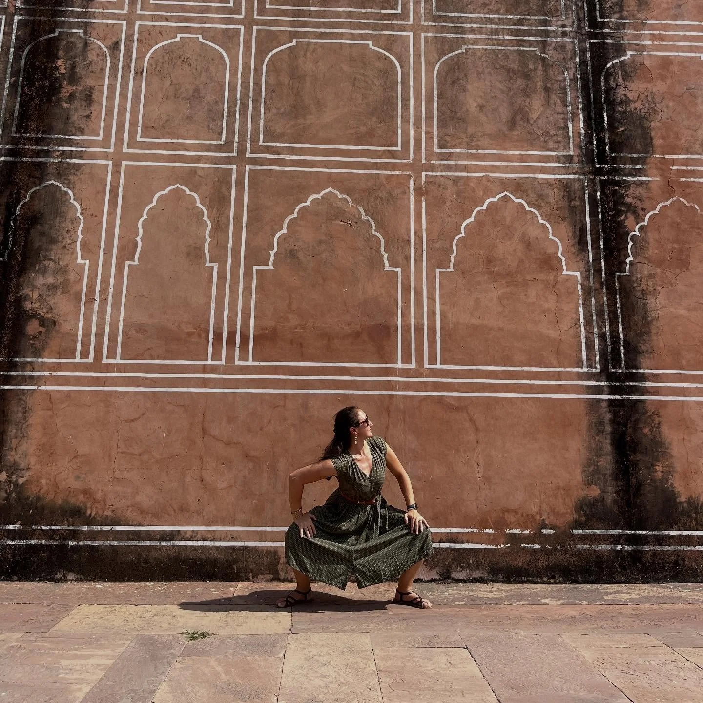 ~~~~~~~
Jaipur - the „pink city”
1876, Maharaja Sawai Ram Singh painted the city pink to welcome the Prince of Wales and Queen Victoria. Pink was considered the color of hospitality at the time. 
We stayed at hotel that felt like