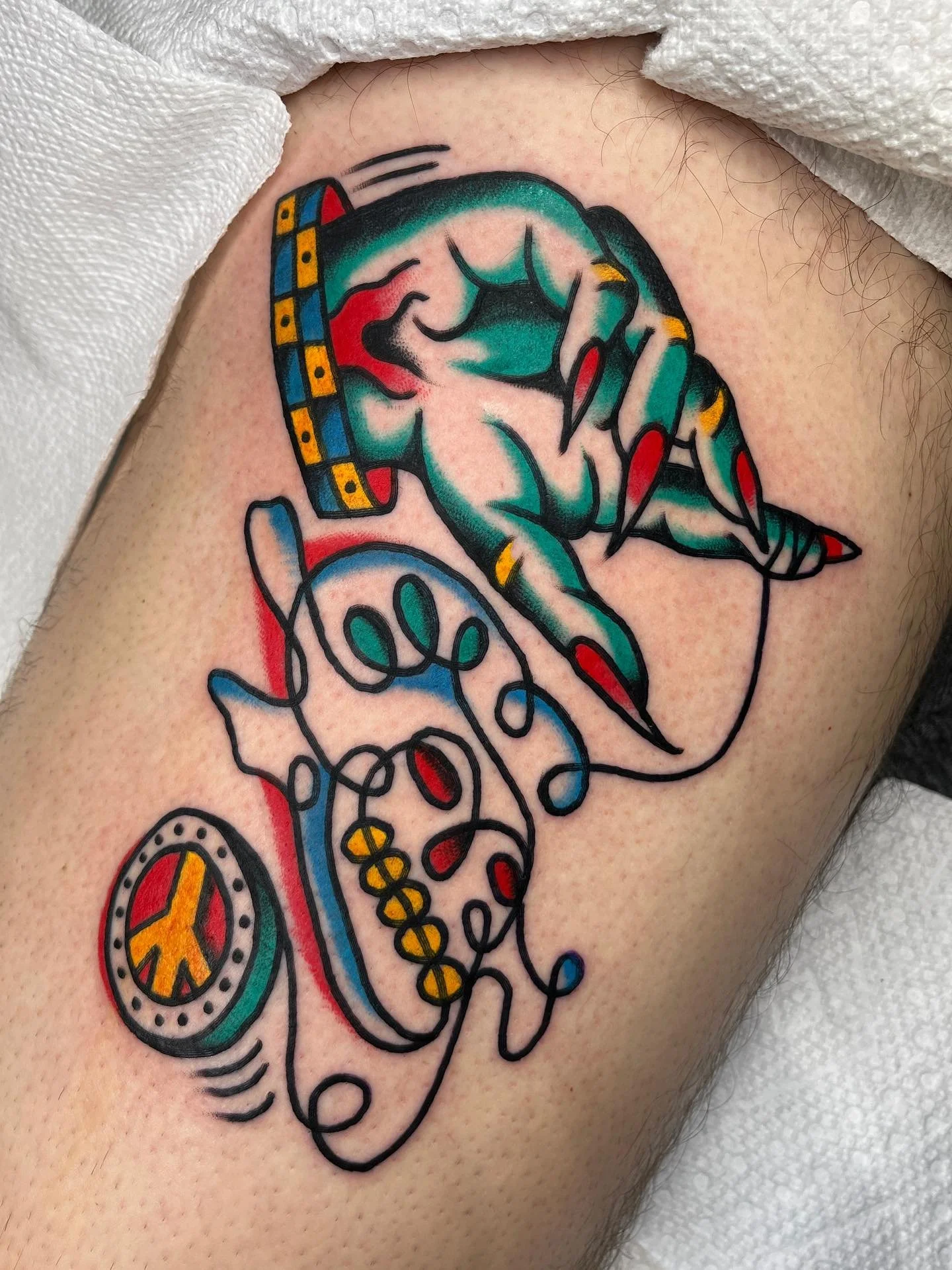 🌞TATTOO.🌞
Tattoos made with love!!!! As always thank you to those who get tattooed! I love tattoo with everything I got. Made @twinsunschapelhill and @twinsunsdurham 

BOOKING LINK IN BIO. 
.
.
#tattoo #americantraditional #boldtattoo #durham #rale